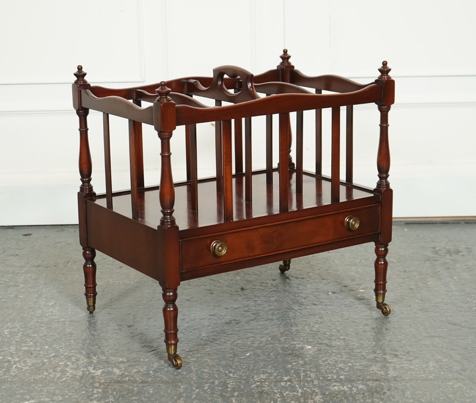 GORGEOUS VINTAGE MAHOGANY CANTERBURY NEWSPAPER RACK J1