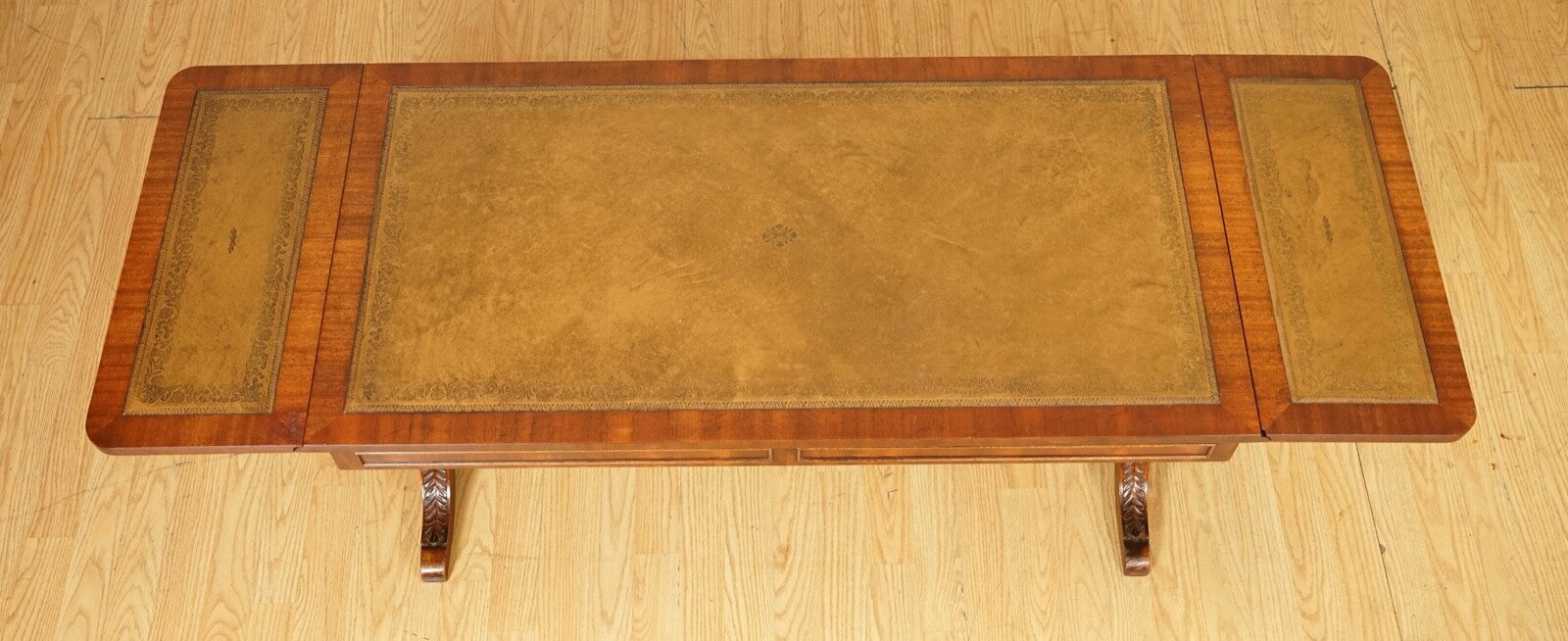 VINTAGE BEVAN FUNNELL EXTENDING MAHOGANY COFFEE TABLE WITH LEATHER TOP