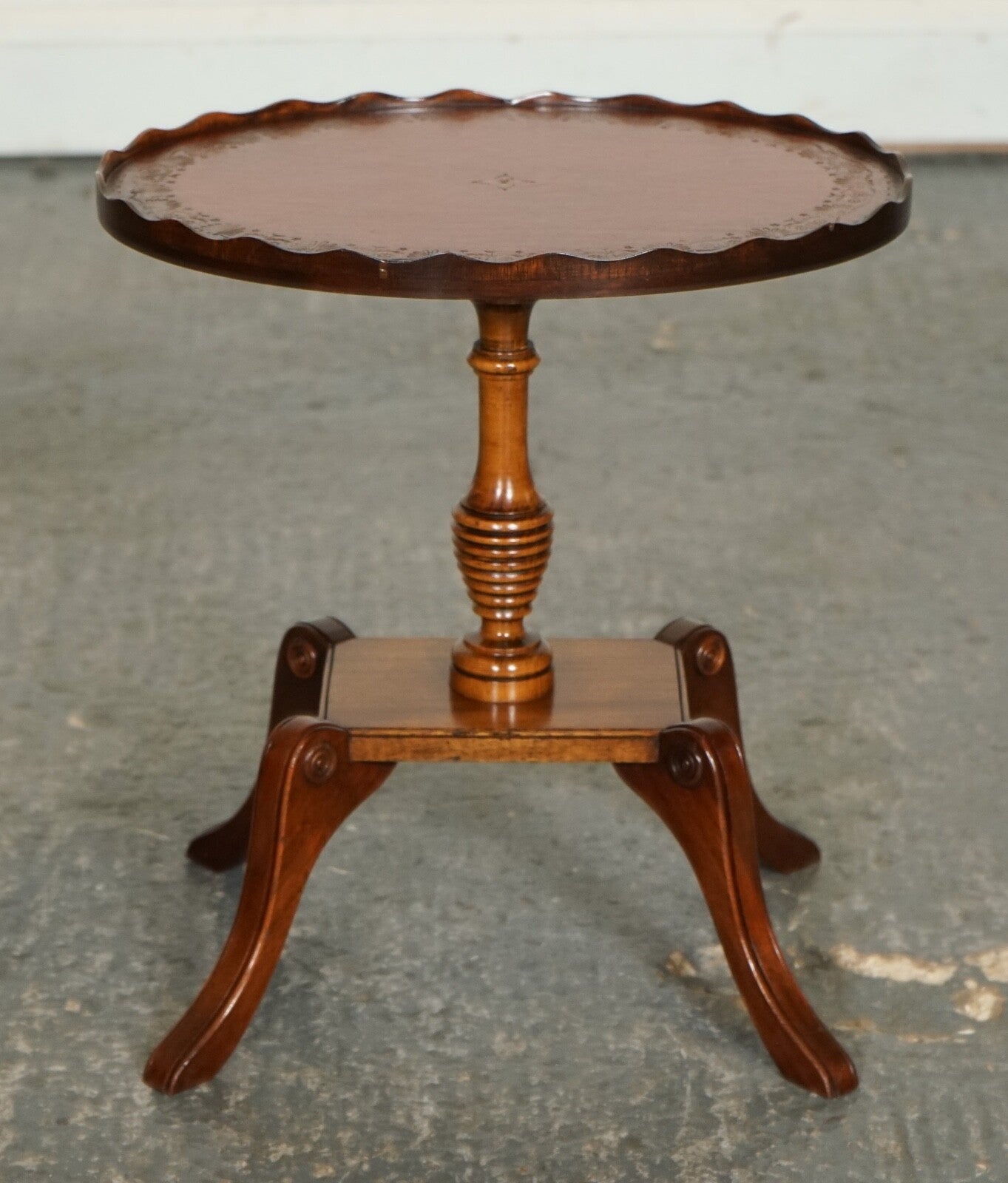 VINTAGE YEW WOOD BURGUNDY LEATHER TOP SIDE END LAMP WINE TABLE WITH PIE CRUST
