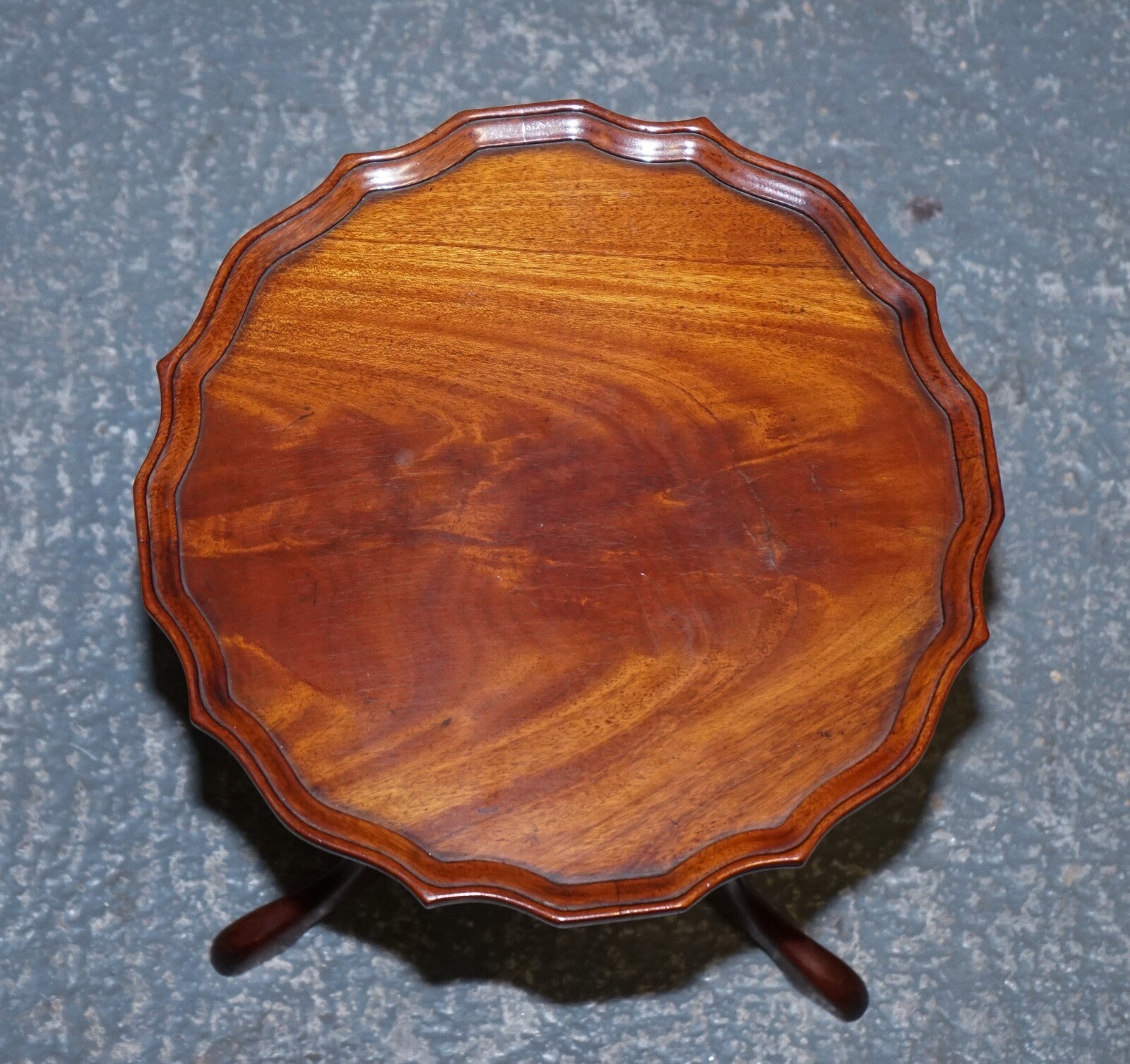 LOVELY VINTAGE WALNUT PIE CRUST LAMP WINE OCCASIONAL TABLE BY CHARLES BARR