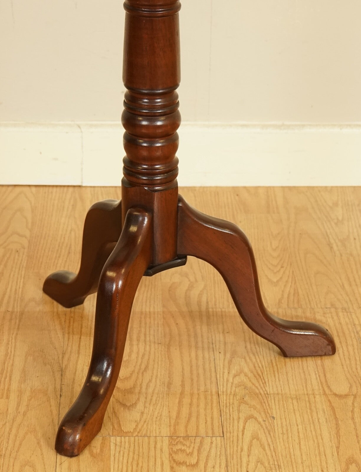 STUNNING VICTORIAN SIDE TABLE/WINE TABLE ON ELEGANT TRIPOD LEGS