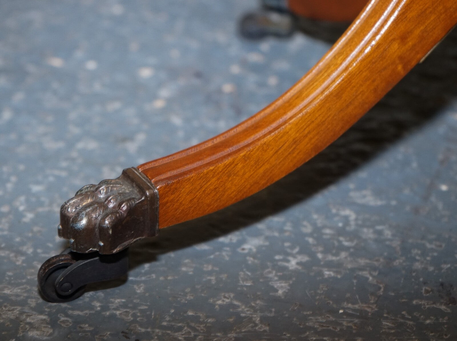 LOVELY VINTAGE OVAL BURR YEW WOOD SIDE TABLE ON TRIPOD LEGS