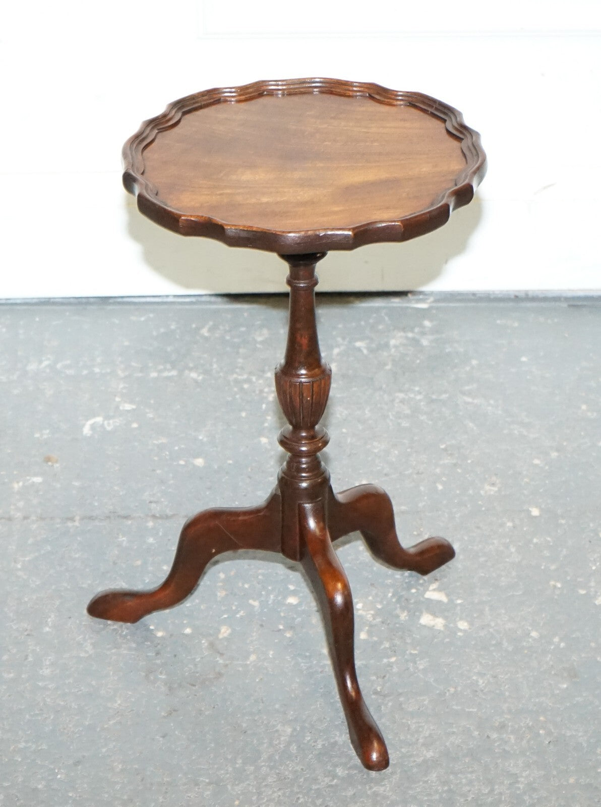 LOVELY  FLAMED MAHOGANY PIECRUST TOP SIDE END WINE TRIPOD TABLE