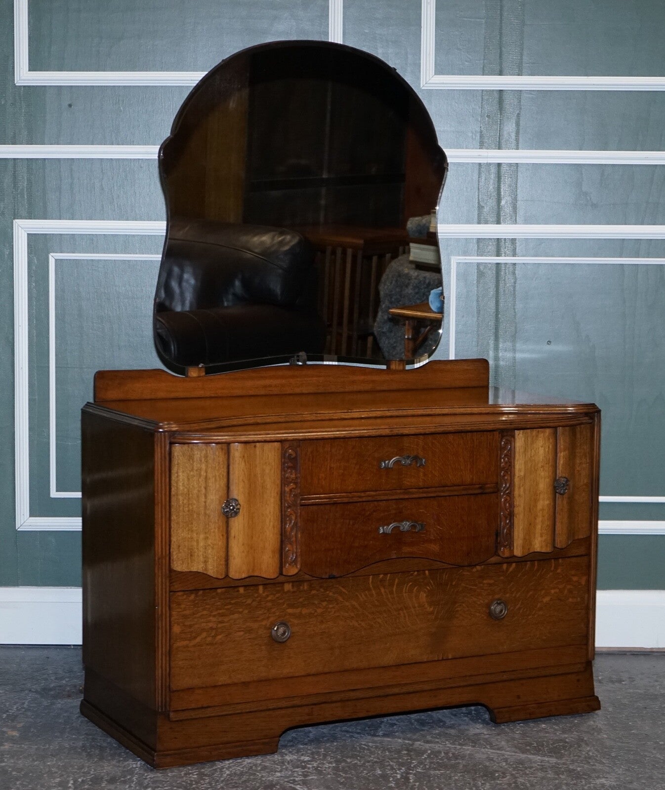 LOVELY VINTAGE ART DECO HAND CARVED OAK DRESSING TABLE WITH MIRROR