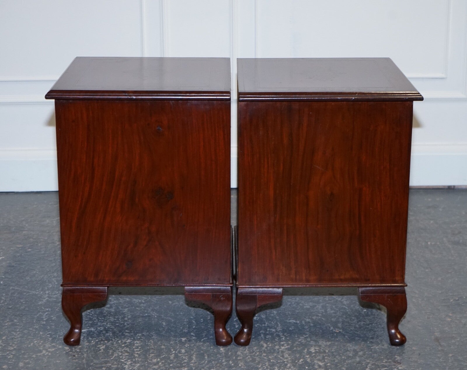 STUNNING PAIR OF BRASS INLIAD ANGLO INDIAN BEDSIDE TABLES NIGHTSTANDS