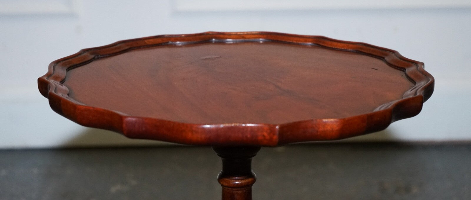 LOVELY VINTAGE WALNUT PIE CRUST LAMP WINE OCCASIONAL TABLE BY CHARLES BARR