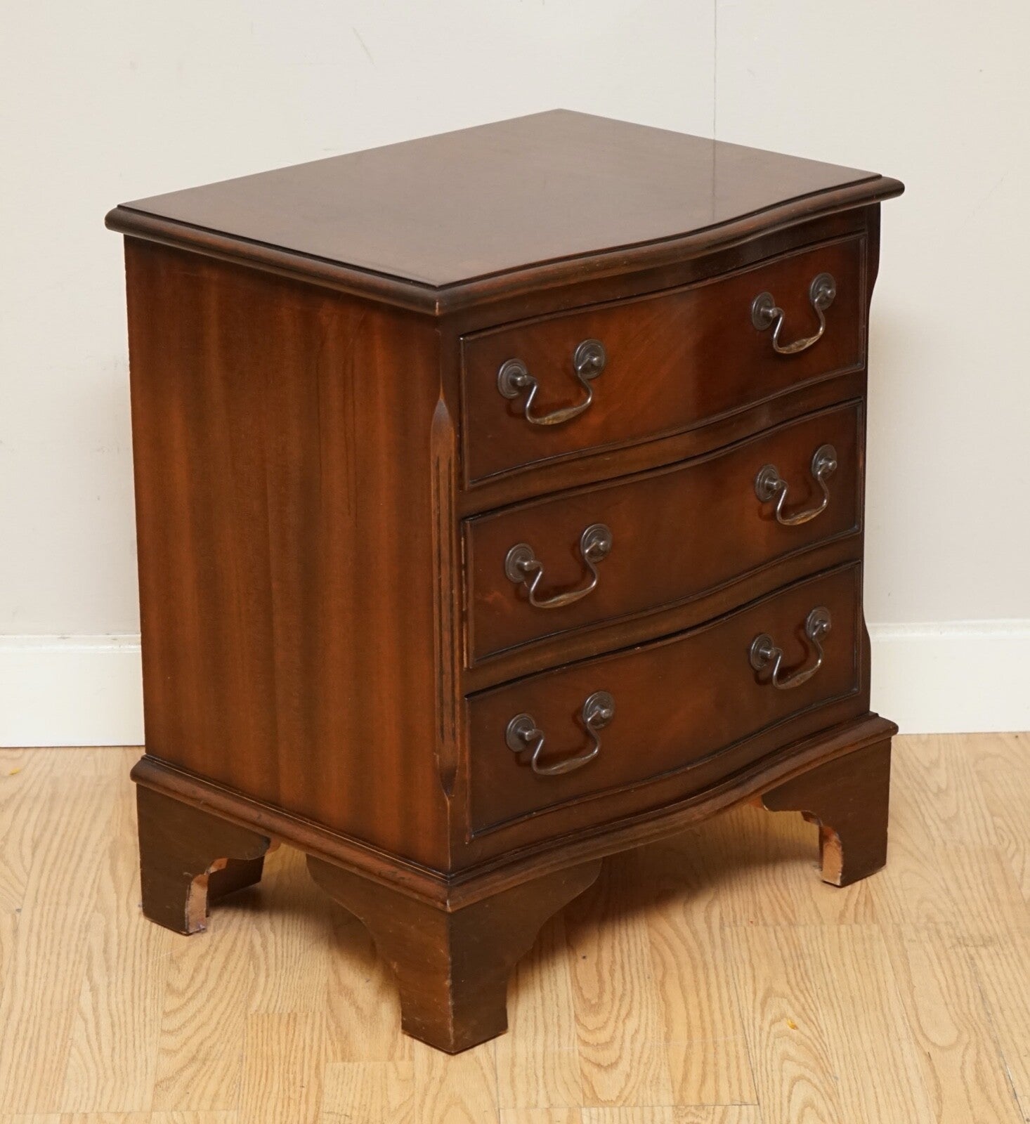 GEORGIAN STYLE MAHOGANY FLAME MAHOGANY CHEST OF DRAWERS