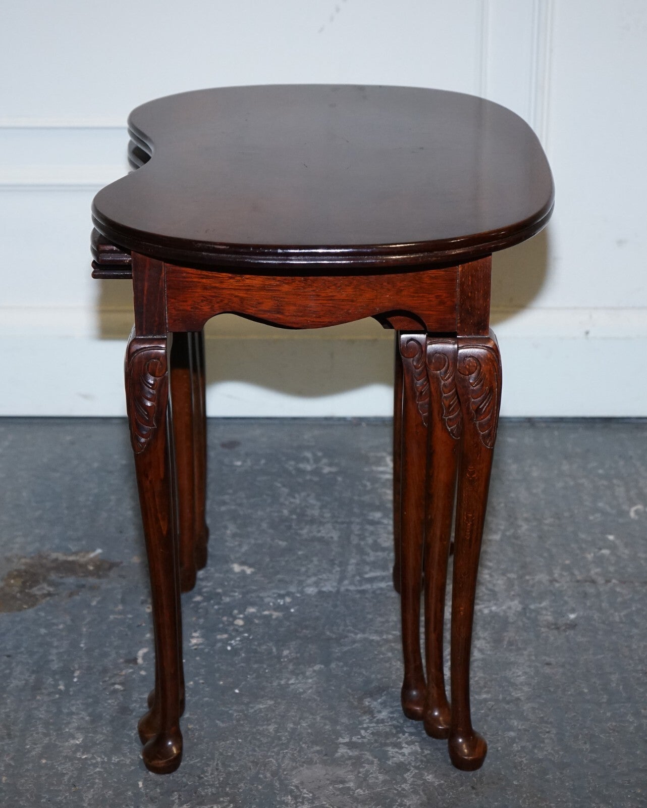 VINTAGE KIDNEY SHAPE FLAMED MAHOGANY NEST OF THREE TABLES QUEEN ANNE LEGS