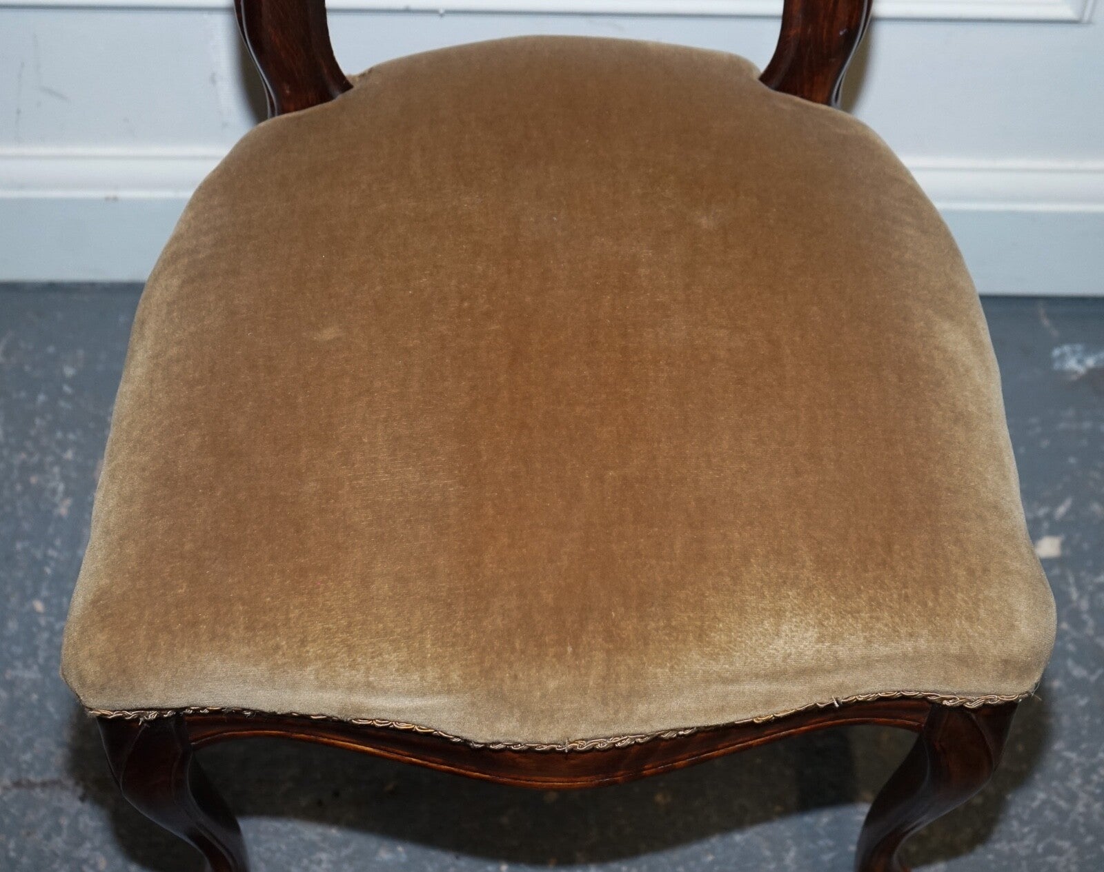 VINTAGE SET OF FOUR WOODEN BALLOON BACK DINING CHAIRS WITH VELVET SEAT