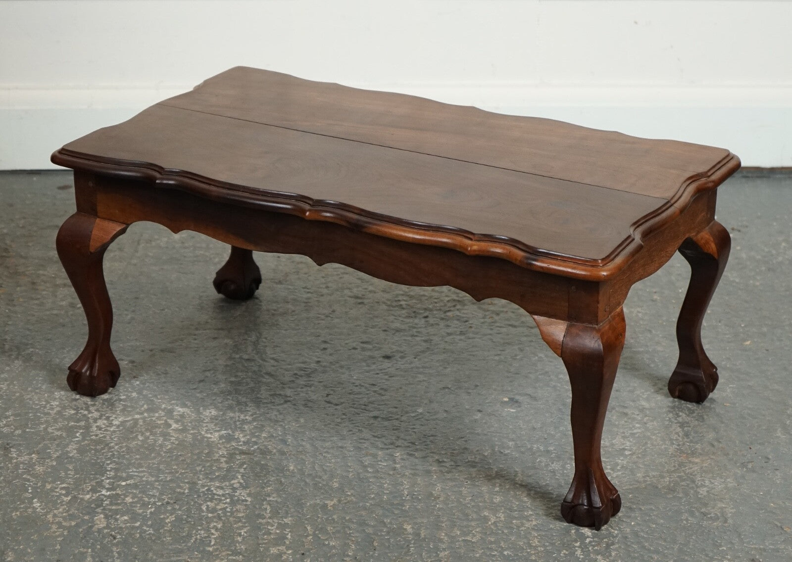 LOVELY HARDWOOD COFFEE TABLE ON CLAW & BALL FEET J1