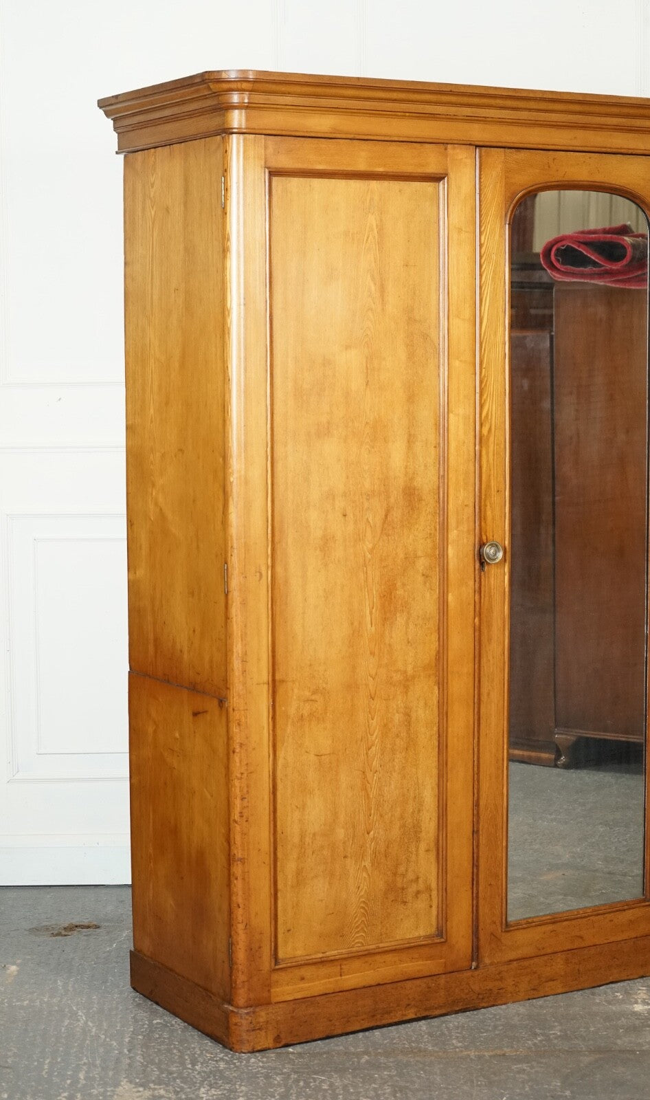 LATE ANTIQUE VICTORIAN OAK TRIPLE WARDROBE MADE BY MARSH JONES & CRIBB CIRCA1890