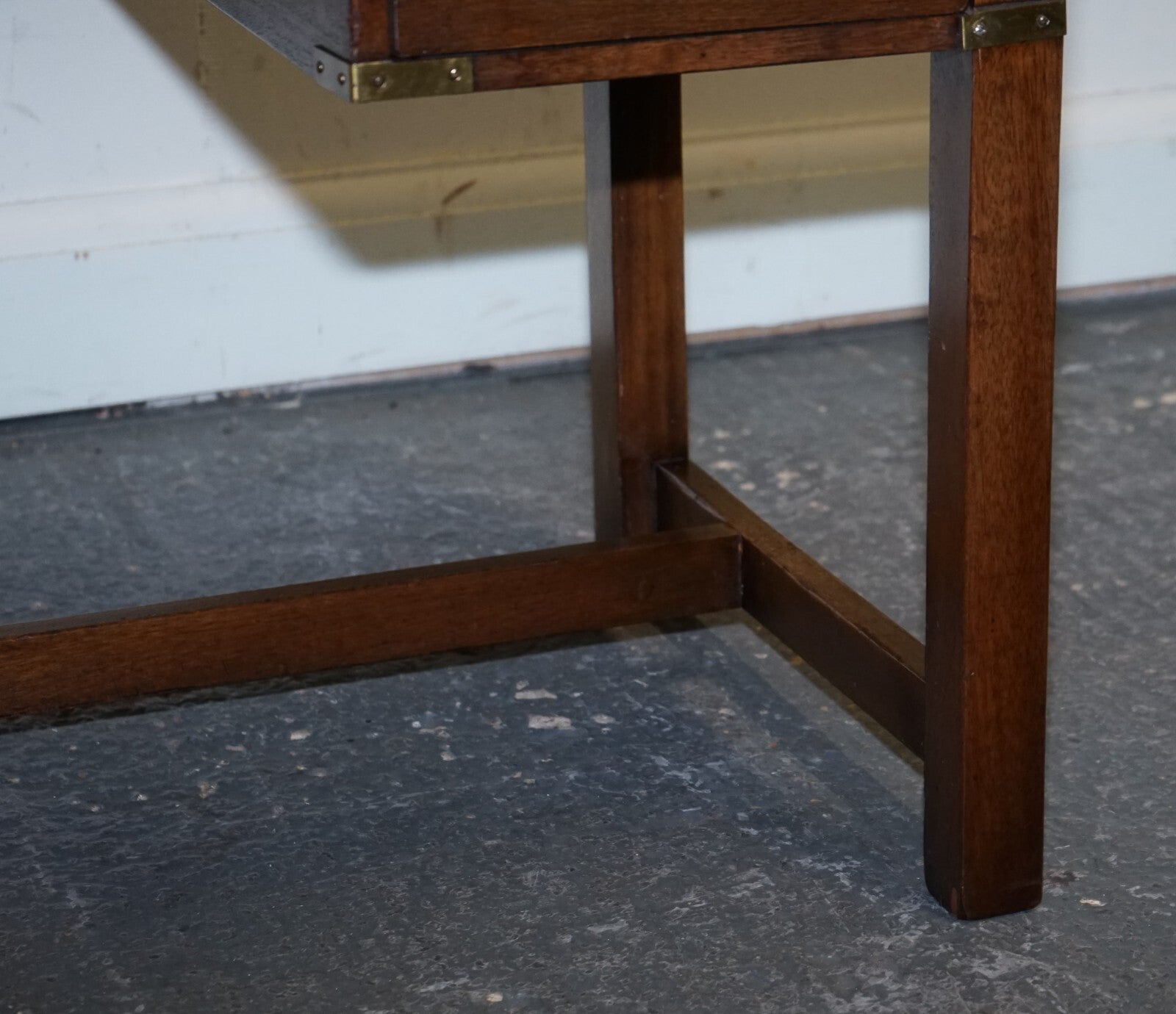 VINTAGE HARRODS LONDON KENNEDY MILITARY CAMPAIGN LEATHER TOP WRITING TABLE DESK