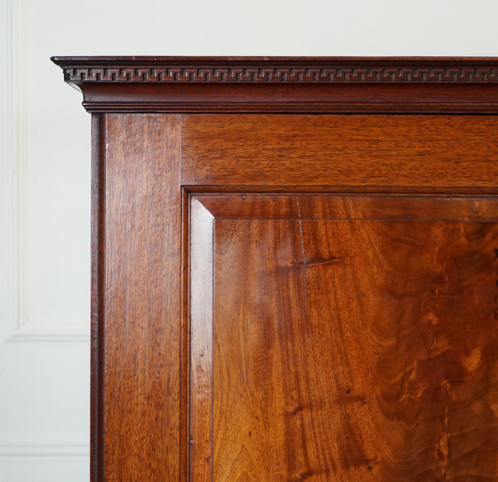1800 ANTIQUE ENGLISH GEORGIAN FLAMED HARDWOOD LINEN PRESS WARDROBE ARMOIRE J1