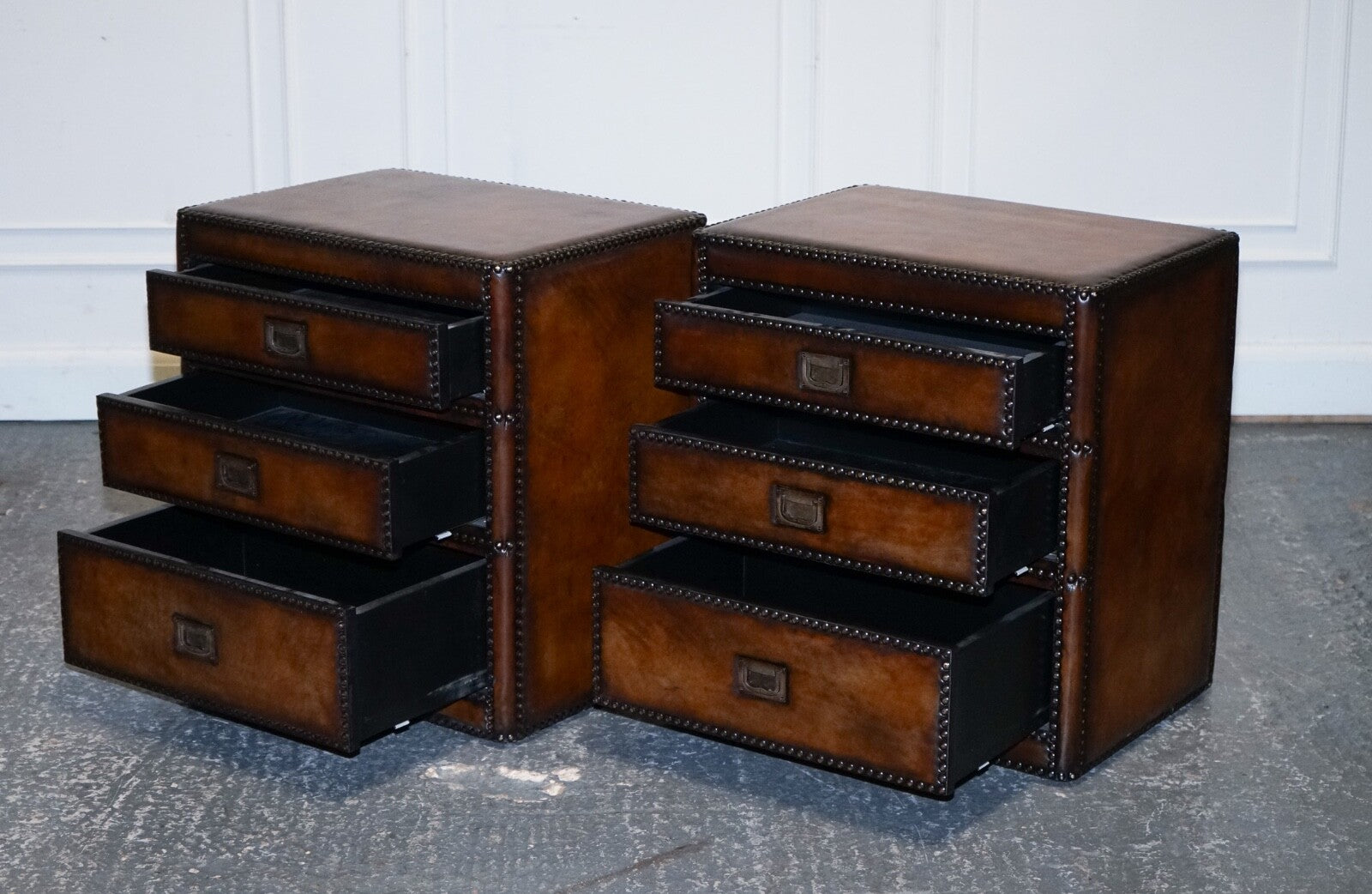 LUXURY PAIR OF RESTORED HAND DYED LEATHER MILITARY CAMPAIGN BEDSIDE NIGHTSTANDS