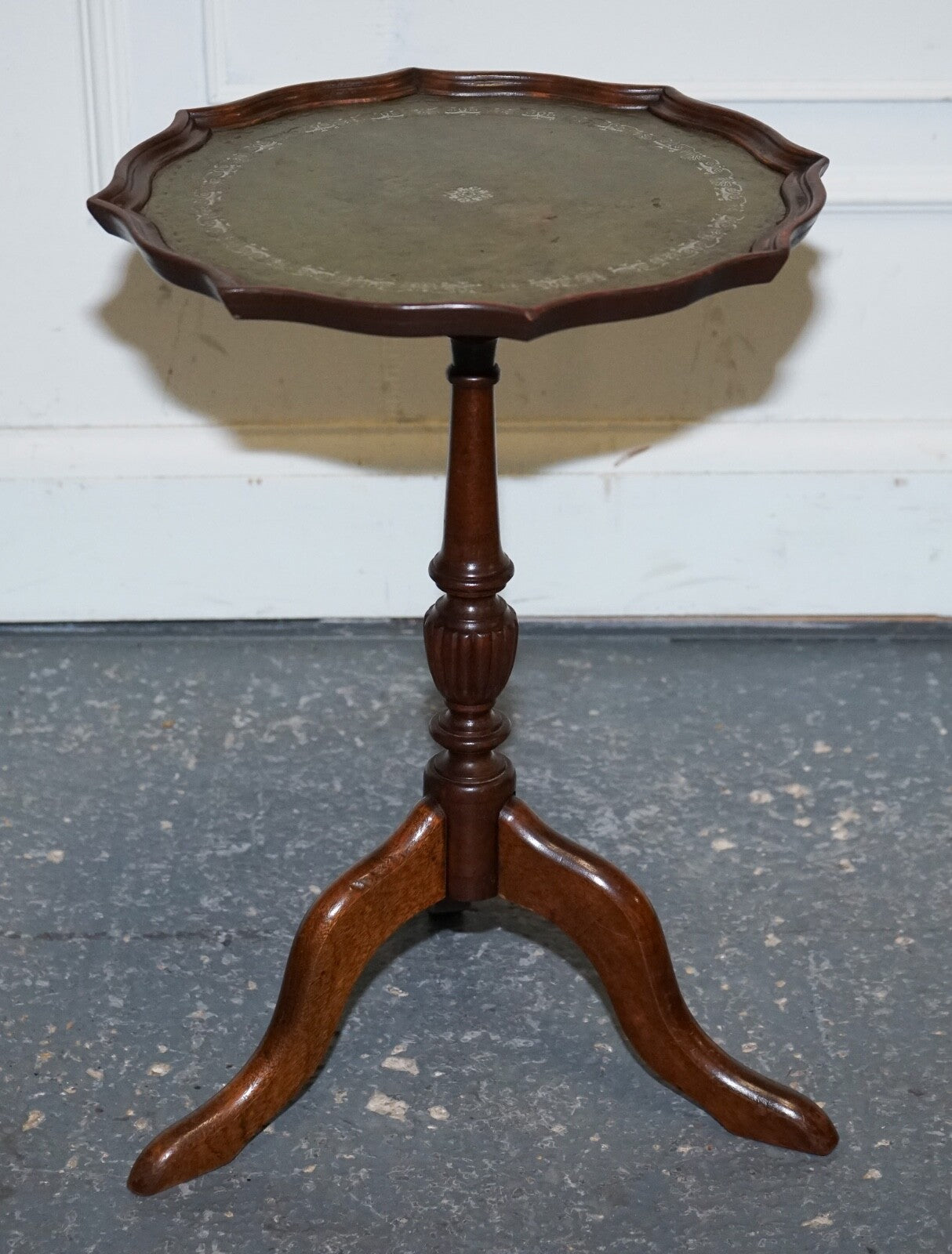 LOVELY VINTAGE GREEN LEATHER TOP PLANT WINE SIDE STAND ON TRIPOD FEET