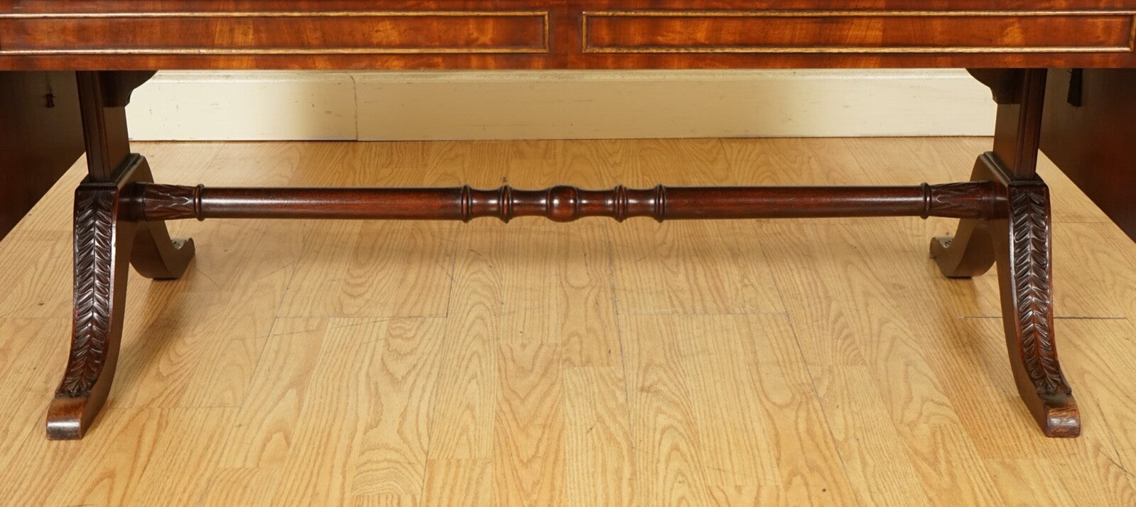 VINTAGE BEVAN FUNNELL EXTENDING MAHOGANY COFFEE TABLE WITH LEATHER TOP