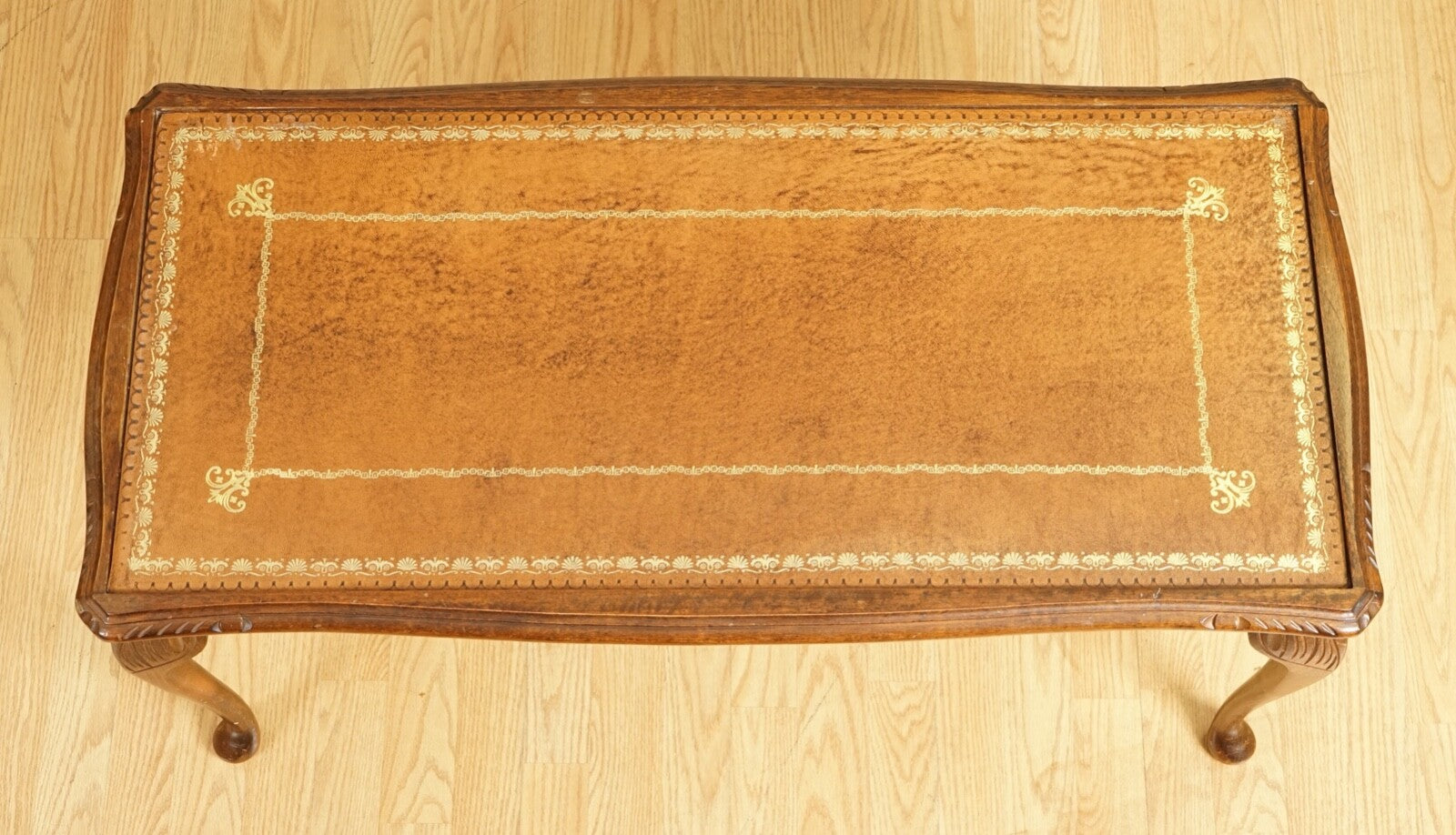 STUNNING VINTAGE BROWN LEATHER TOP COFFE TABLE WITH QUEEN ANNE LEGS