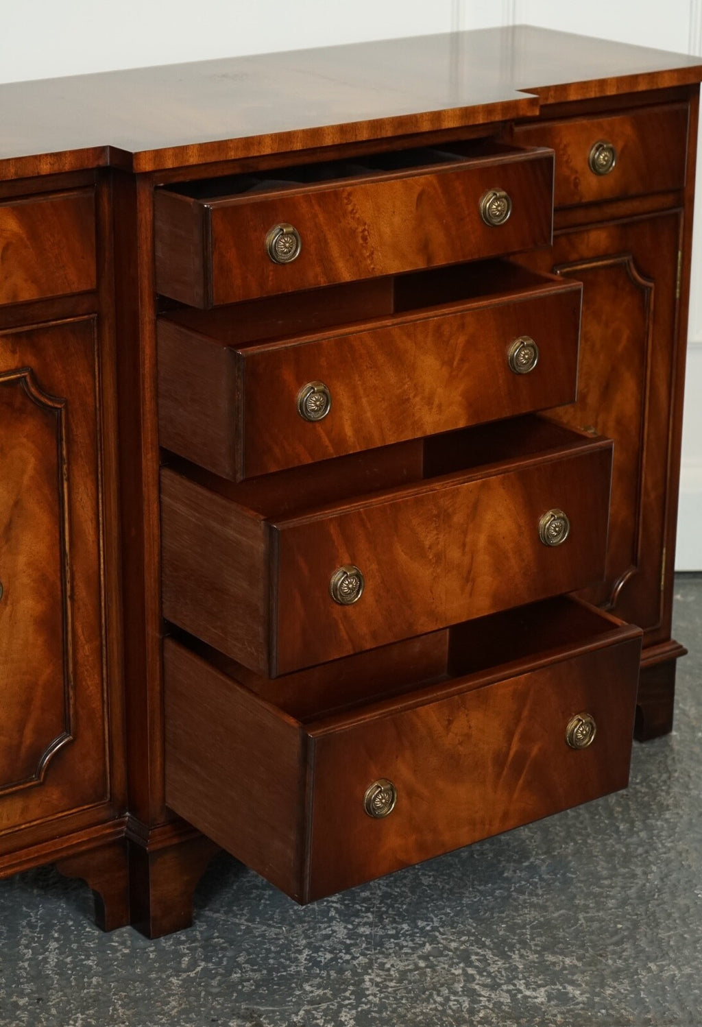 LOVELY BEVAN FUNNELL GEORGIAN STYLE FLAMED HARWOOD BUFFET SIDEBOARD J1