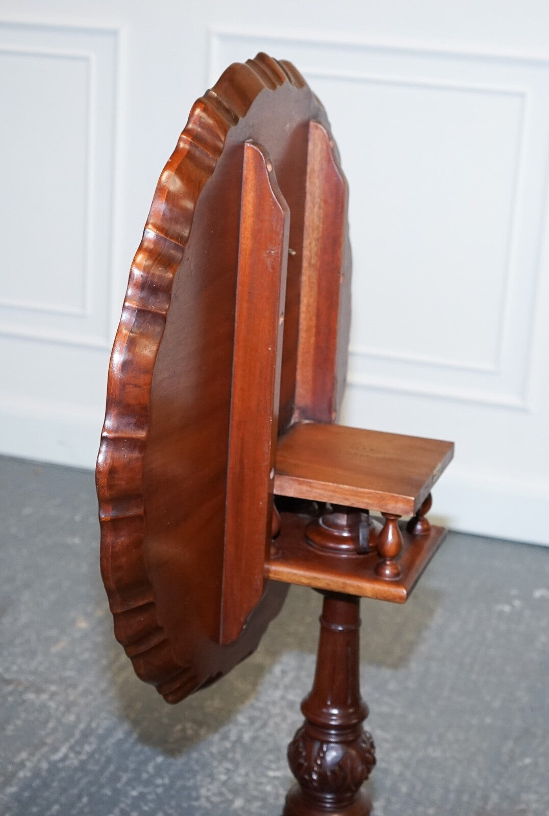 LOVELY LARGE HARDWOOD LARGE PIE CRUST TILT TOP SIDE WINE PLANT LAMP TABLE