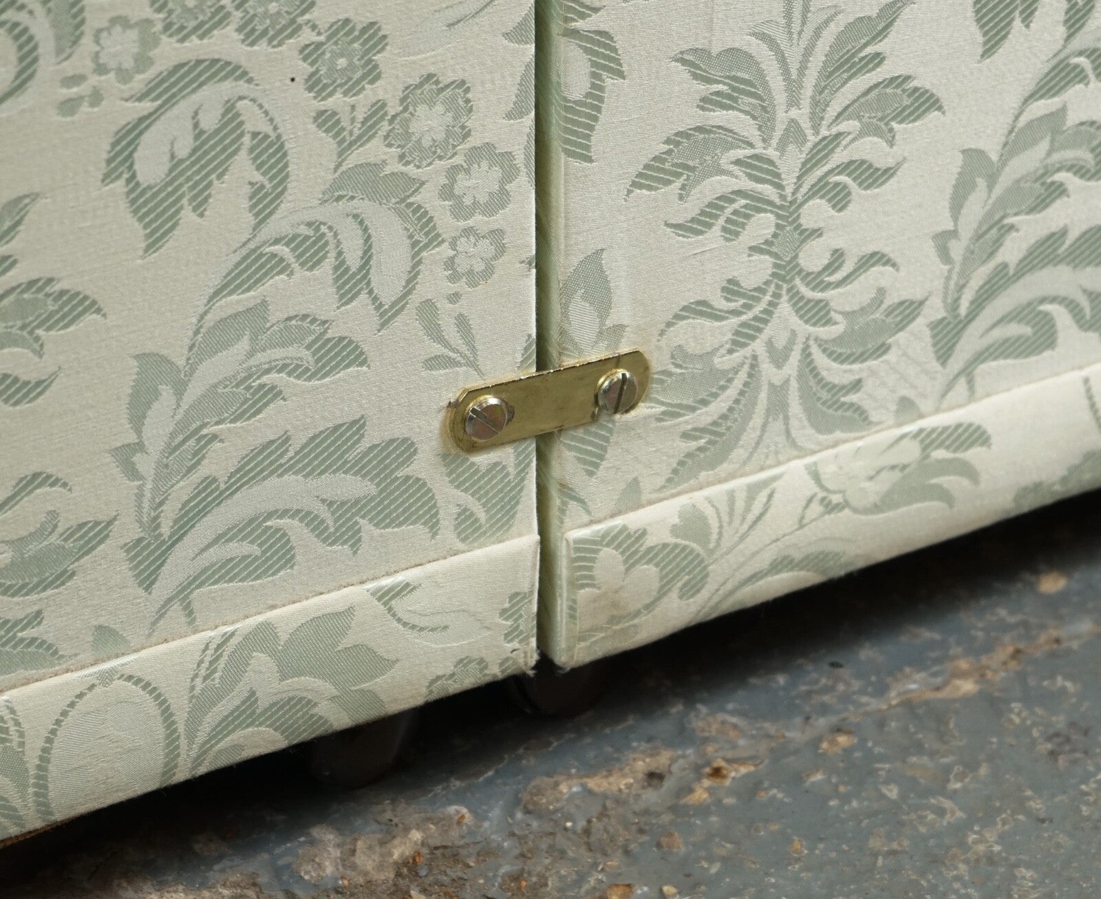 STAPLES & CO DOUBLE DIVAN & MATTRESS BED