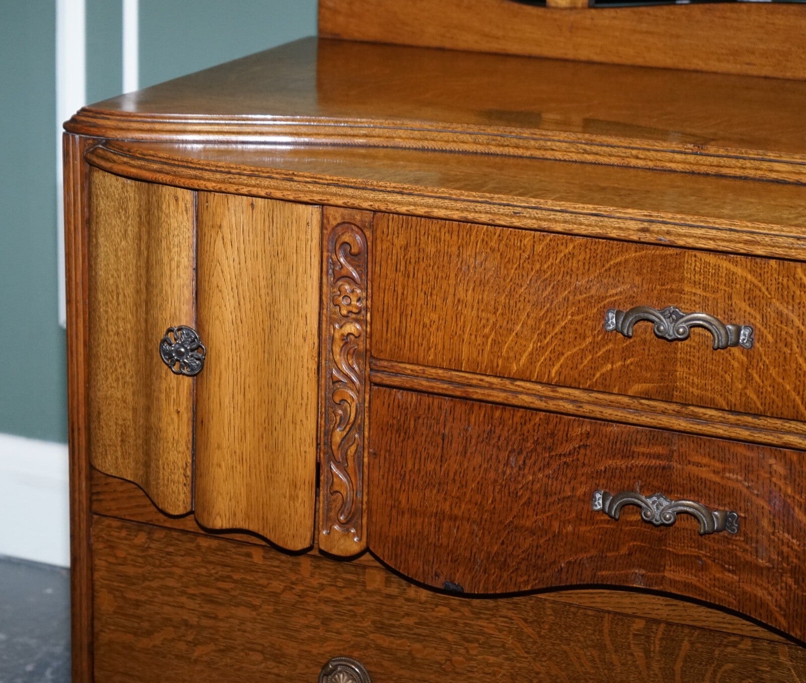 LOVELY VINTAGE ART DECO HAND CARVED OAK DRESSING TABLE WITH MIRROR