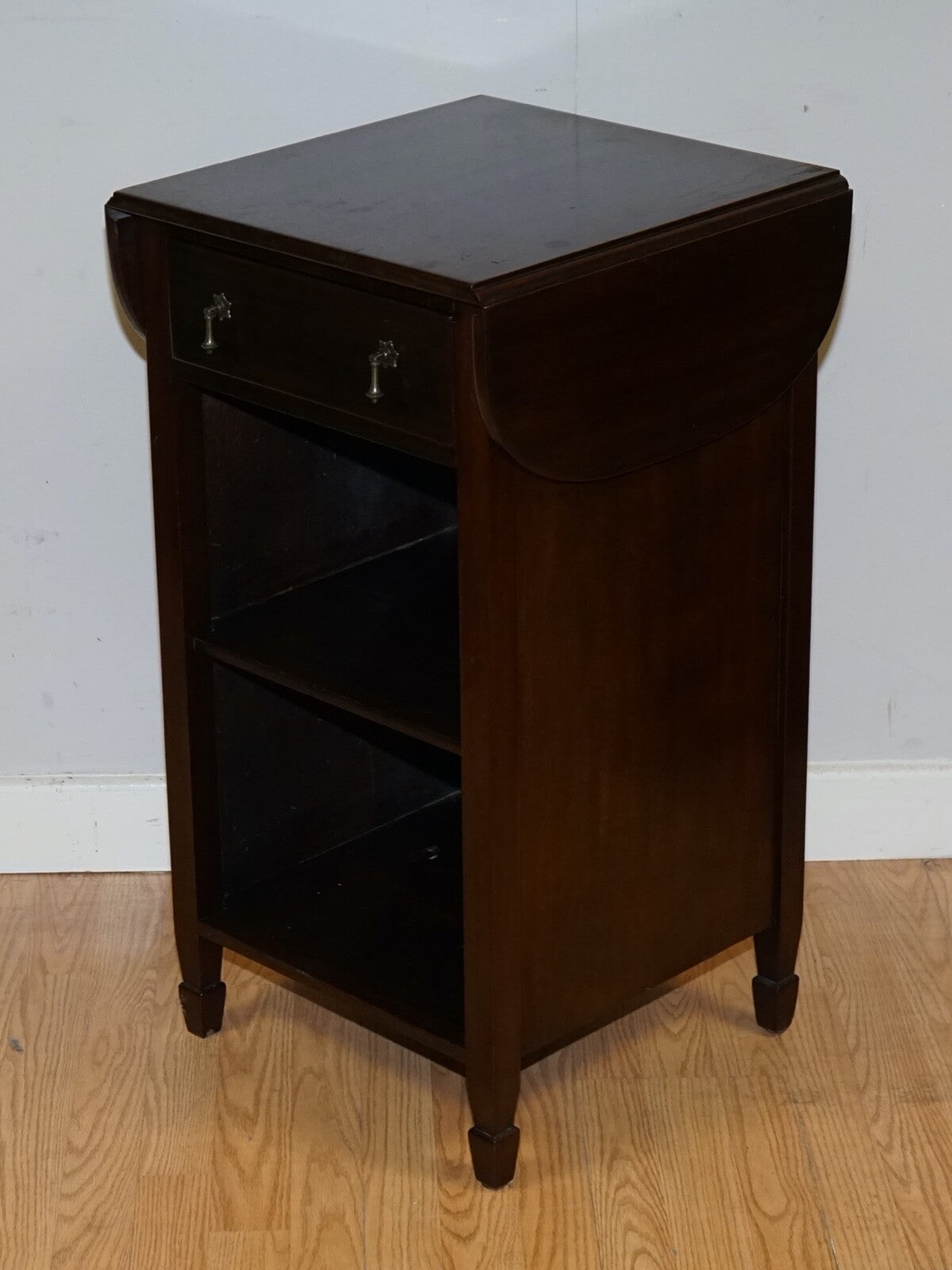 LOVELY VINTAGE MAHOGANY SIDE END HARDWOOD TABLE WITH DRAWER AND SHELFS