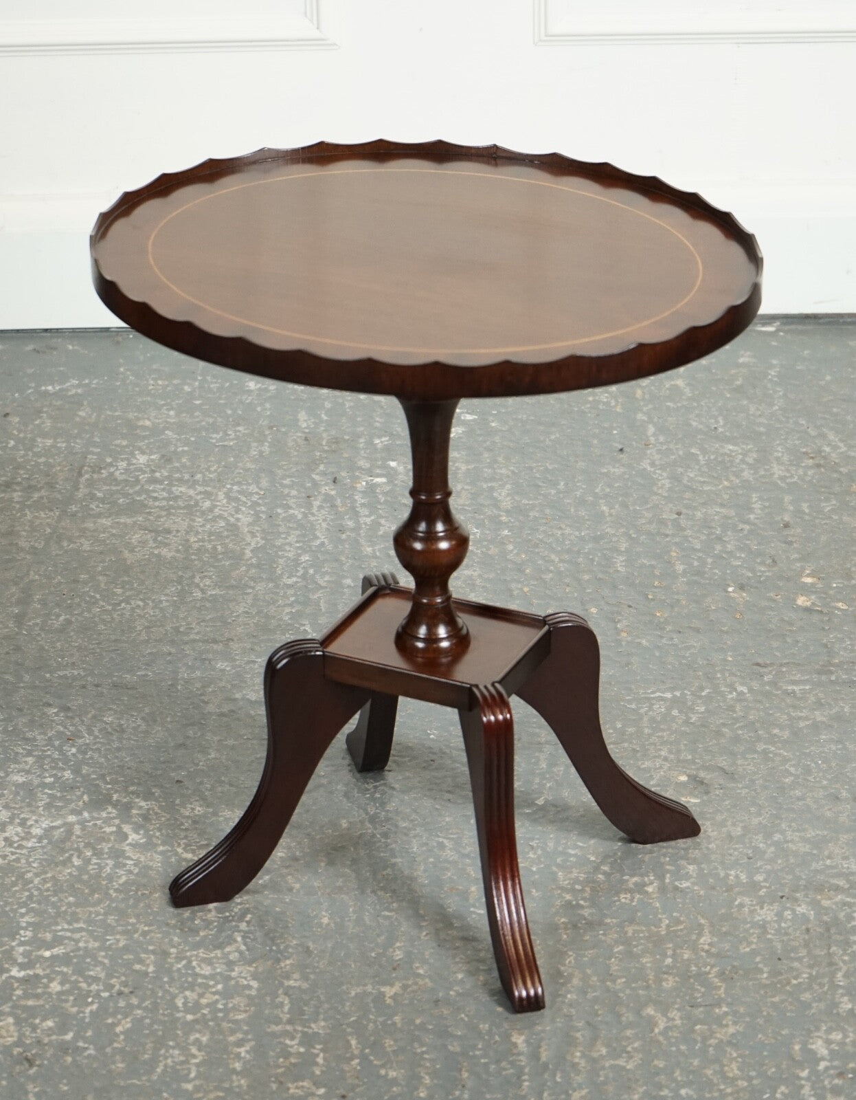 FLAMED HARDWOOD OVAL PIE CRUST SIDE END LAMP TABLE J1