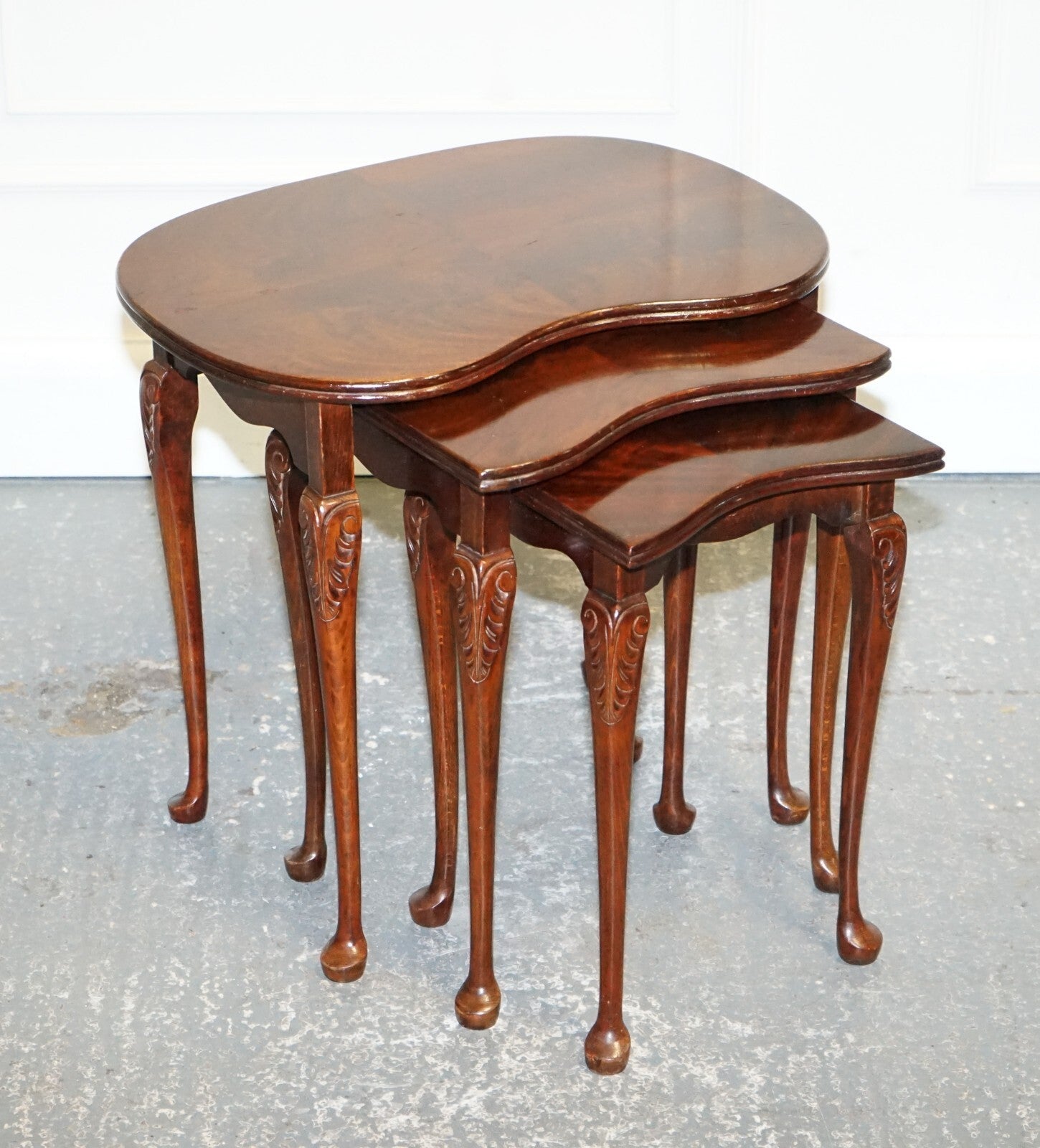 VINTAGE KIDNEY SHAPE FLAMED MAHOGANY NEST OF THREE TABLES QUEEN ANNE LEGS