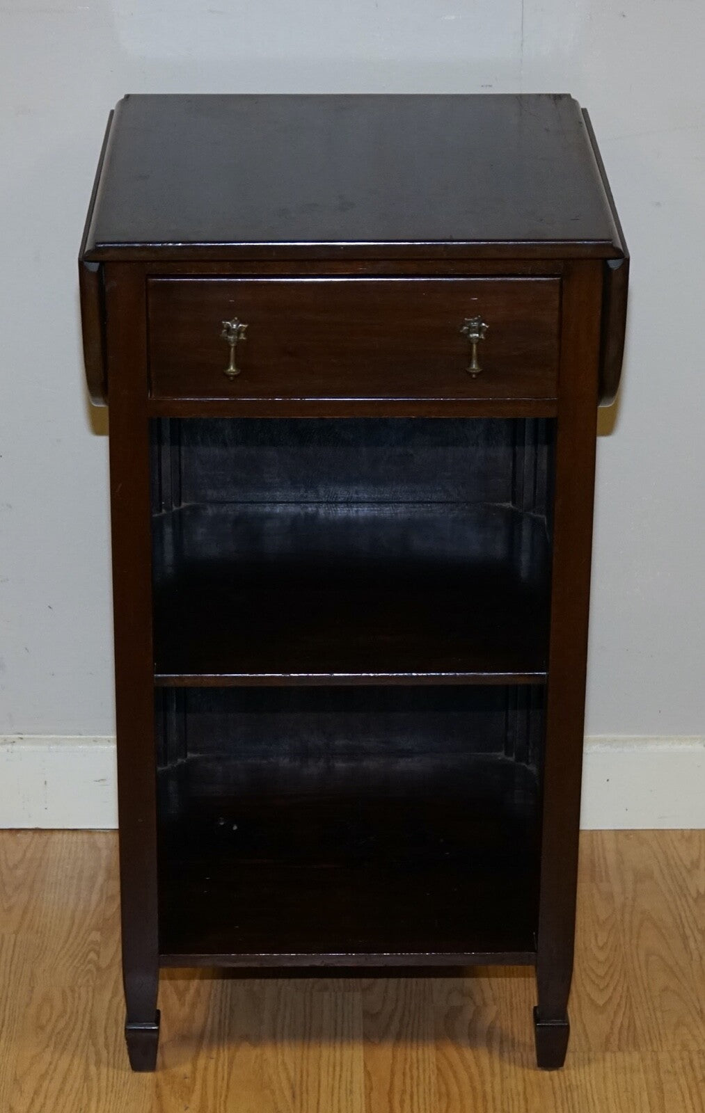 LOVELY VINTAGE MAHOGANY SIDE END HARDWOOD TABLE WITH DRAWER AND SHELFS