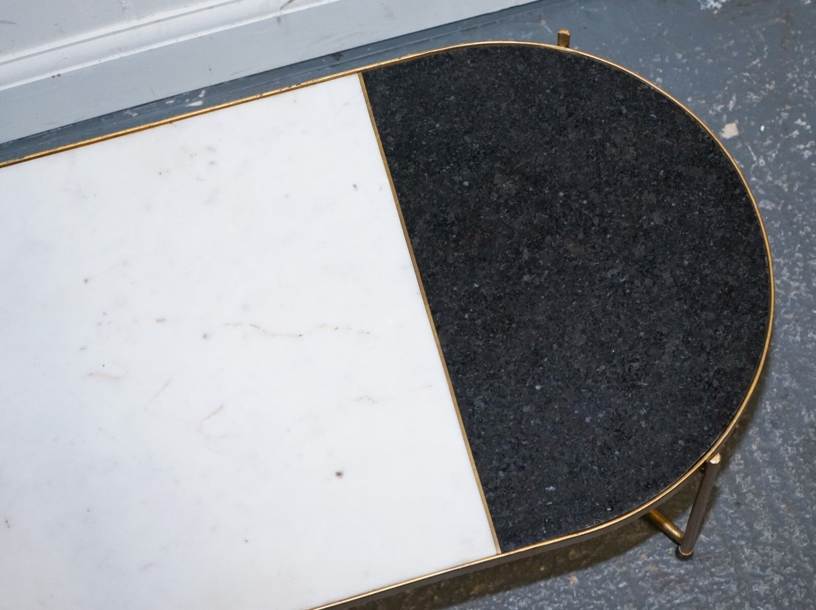 CONTEMPORARY ITALIAN TWO TONE MARBLE & LIMESTONE COFFEE TABLE ON METAL GOLD LEGS