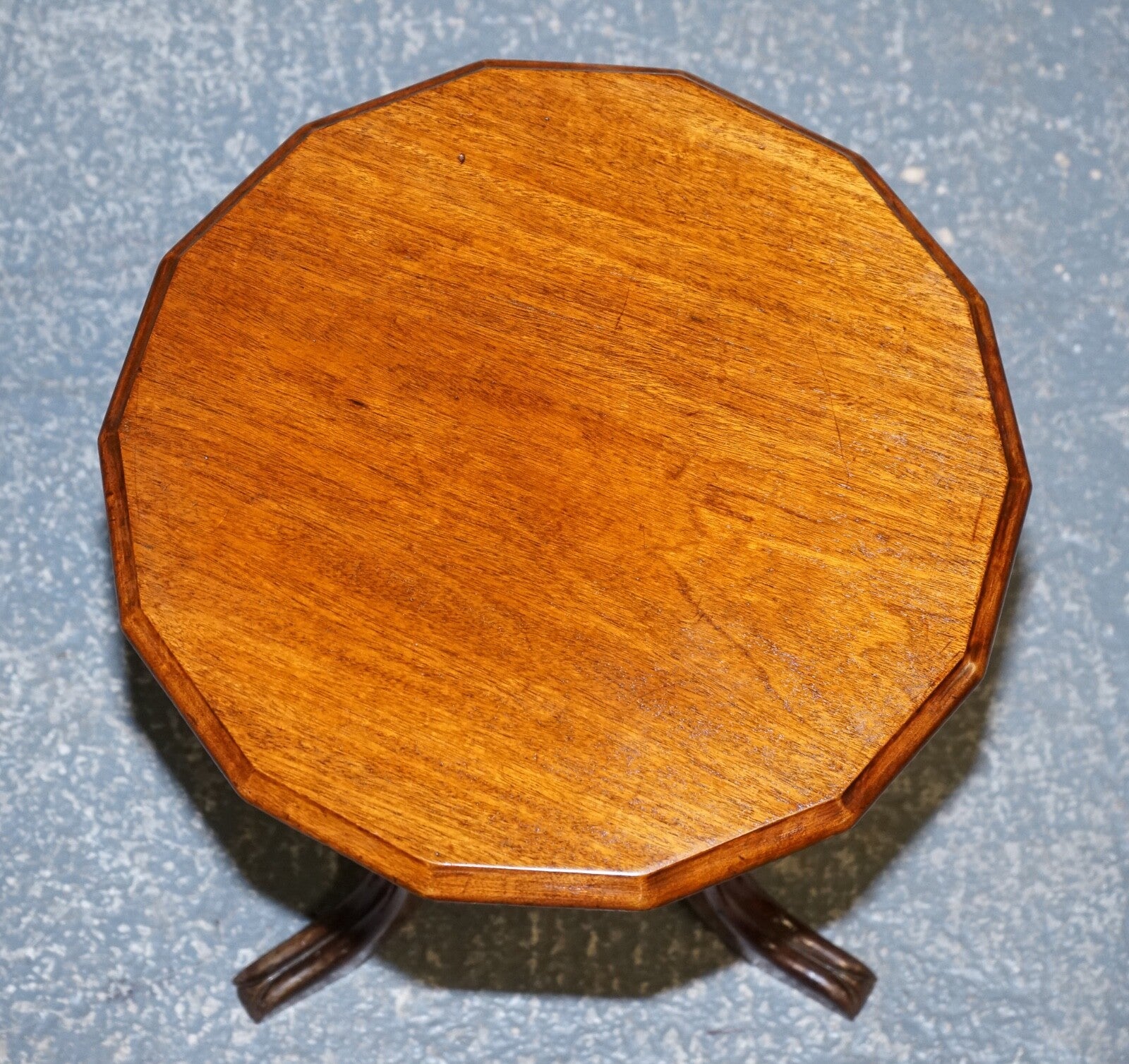 LOVELY RESTORED HARDWOOD HEXAGON SIDE TABLE WITH CURVED SPADE FEET