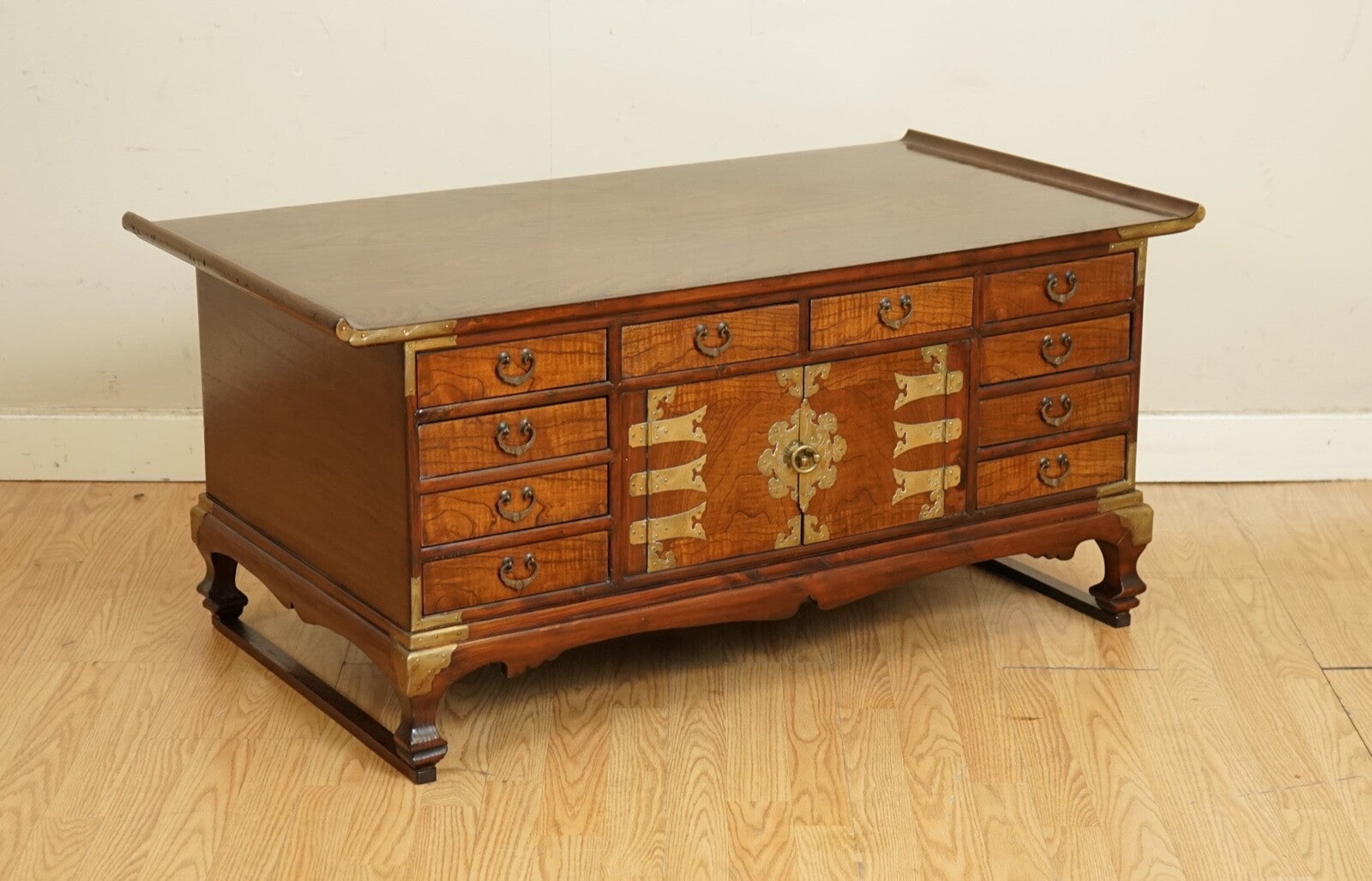 STUNNING LATE 19TH CENTRY KOREAN ELM COFFEE TABLE WITH LOTS OF DRAWERS