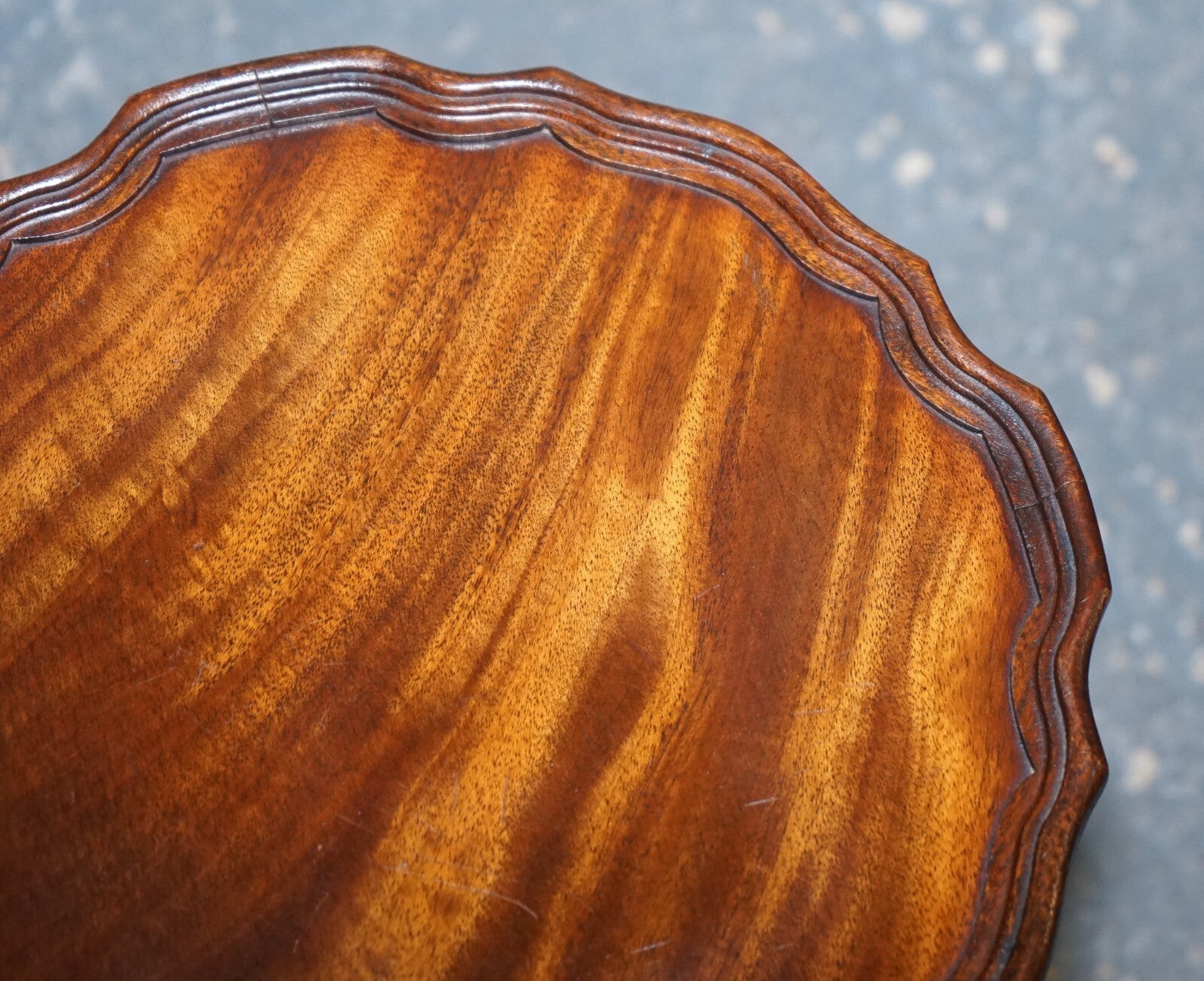LOVELY  FLAMED MAHOGANY PIECRUST TOP SIDE END WINE TRIPOD TABLE