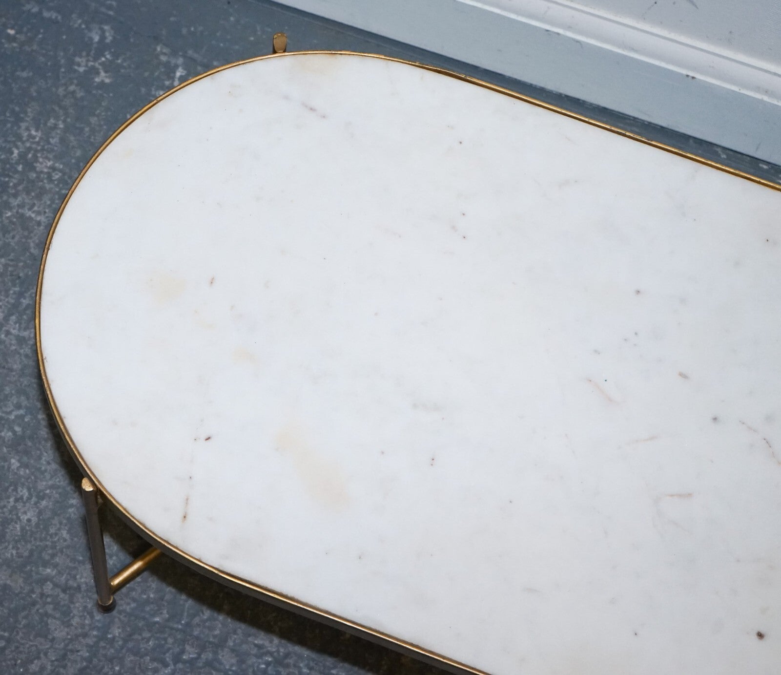 CONTEMPORARY ITALIAN TWO TONE MARBLE & LIMESTONE COFFEE TABLE ON METAL GOLD LEGS