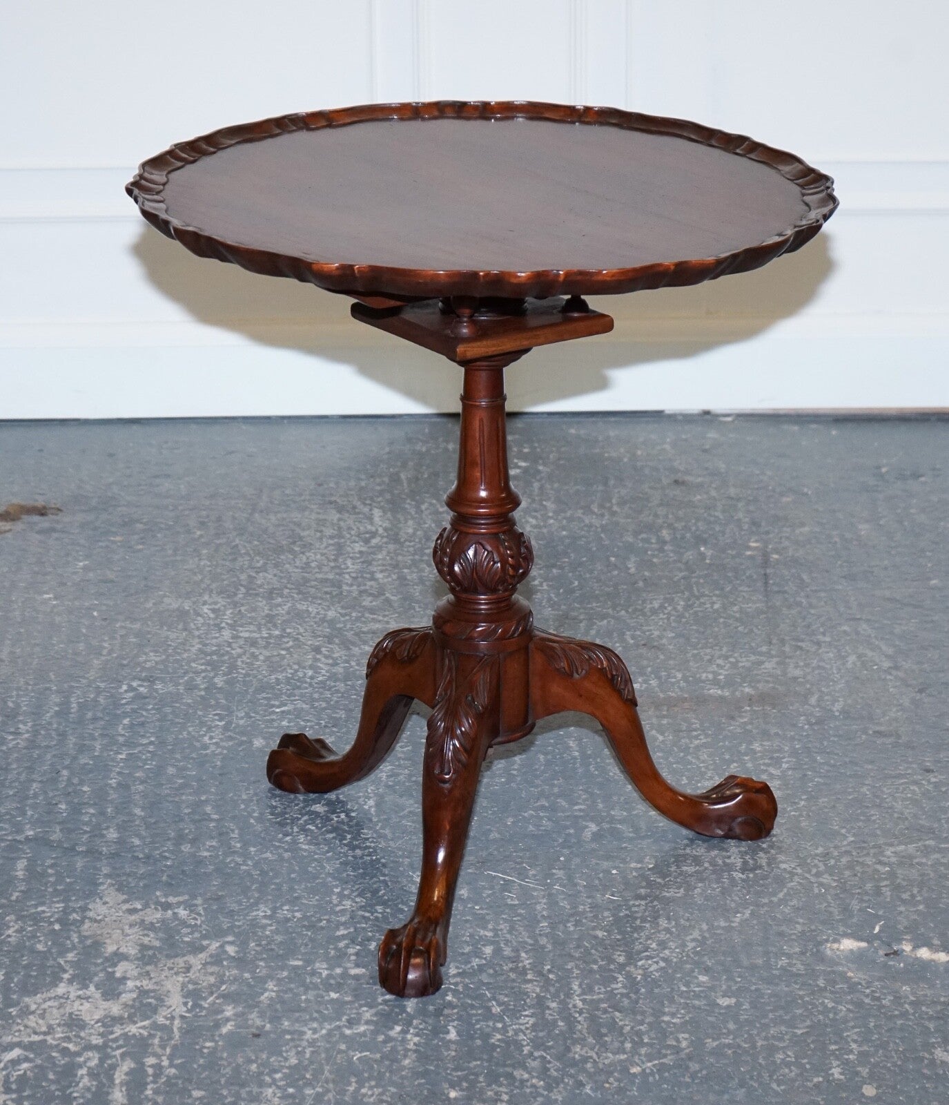 LOVELY LARGE HARDWOOD LARGE PIE CRUST TILT TOP SIDE WINE PLANT LAMP TABLE