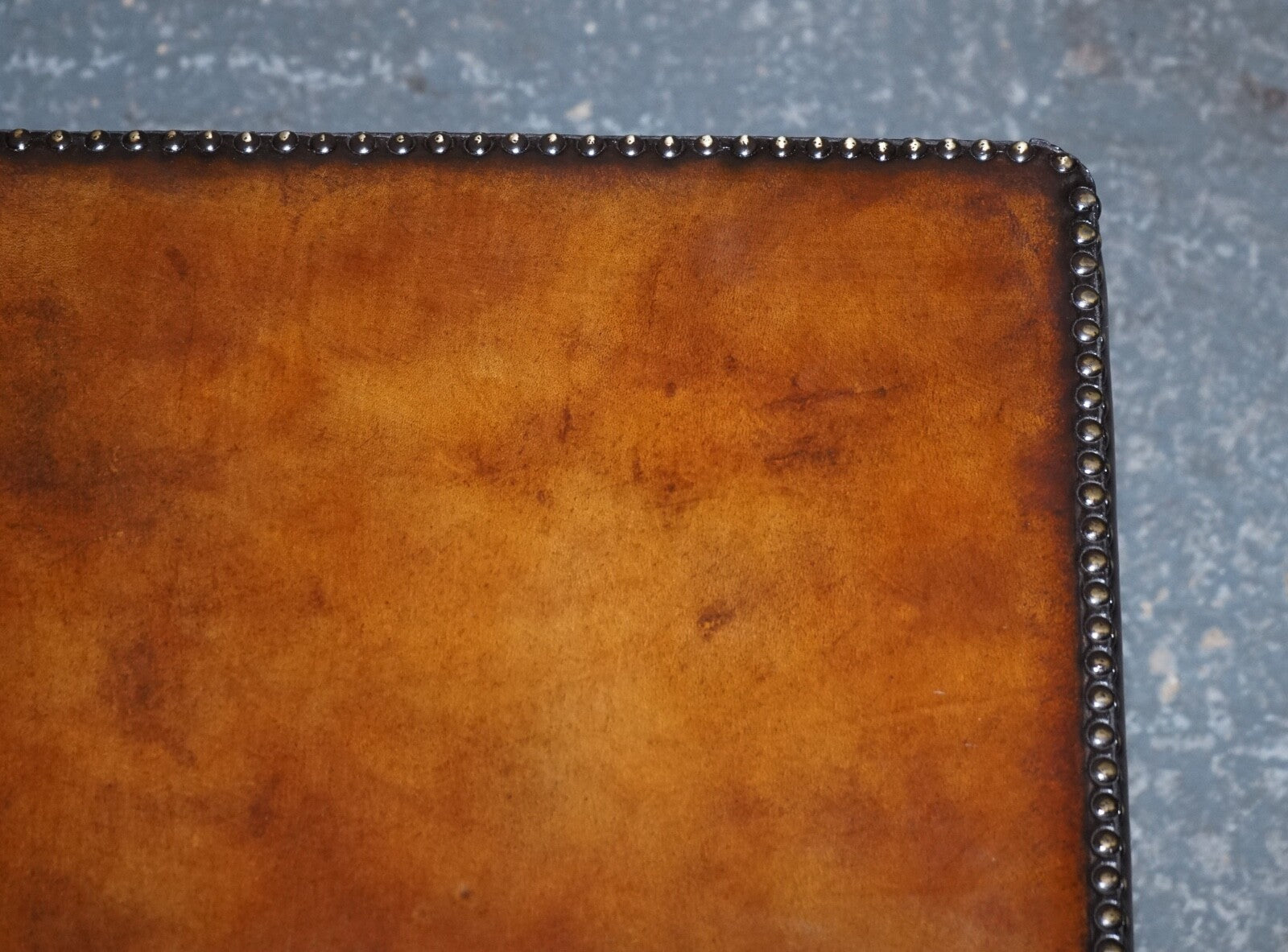 LUXURY PAIR OF RESTORED HAND DYED LEATHER MILITARY CAMPAIGN BEDSIDE NIGHTSTANDS