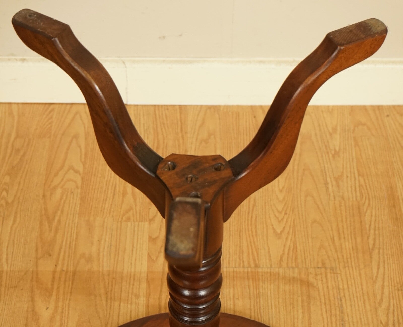 STUNNING VICTORIAN SIDE TABLE/WINE TABLE ON ELEGANT TRIPOD LEGS