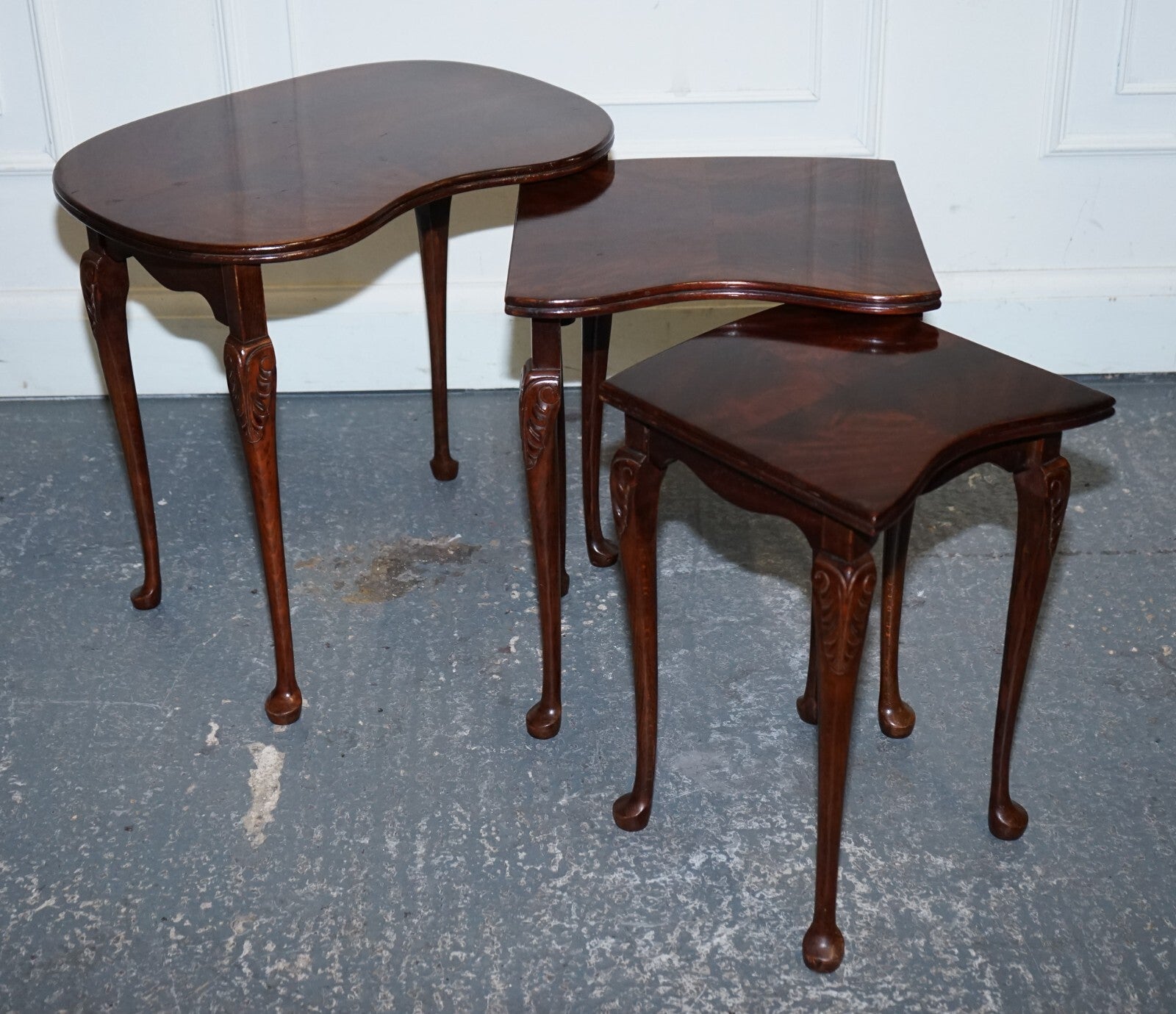 VINTAGE KIDNEY SHAPE FLAMED MAHOGANY NEST OF THREE TABLES QUEEN ANNE LEGS
