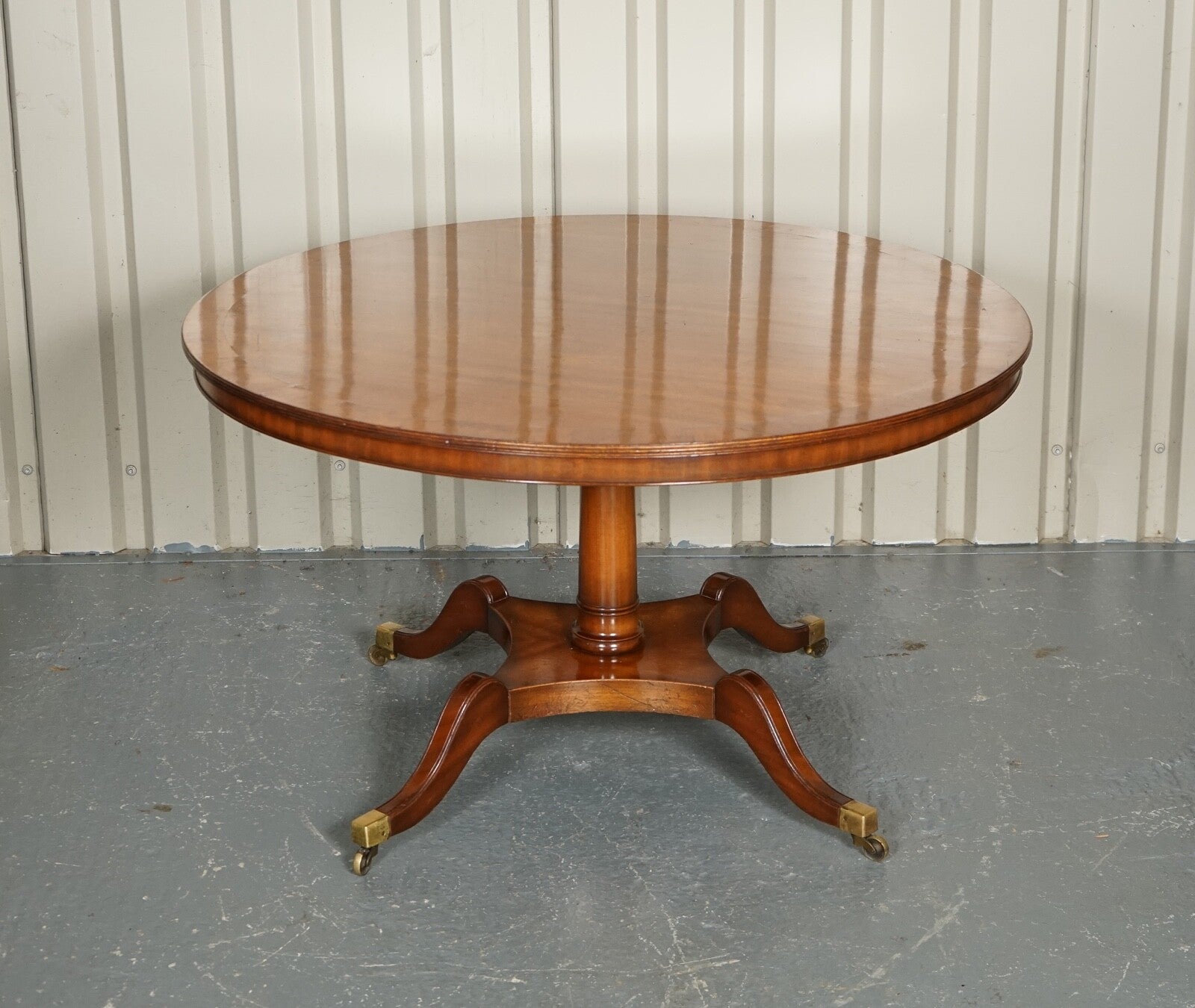 VERY STUNNING CIRCULAR BURR WALNUT DINING TABLE MADE BY BERESFORD & HICKS LONDON