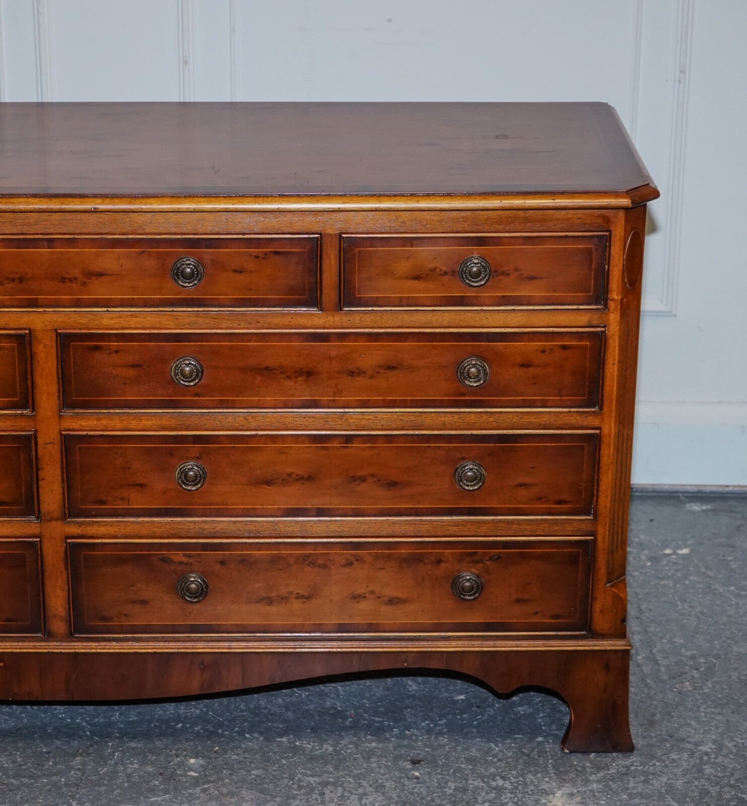GEORGIAN STYLE H.G. HUDSON BURR WALNUT SIDEBOARD BANK OF DRAWERS QUALITY MADE
