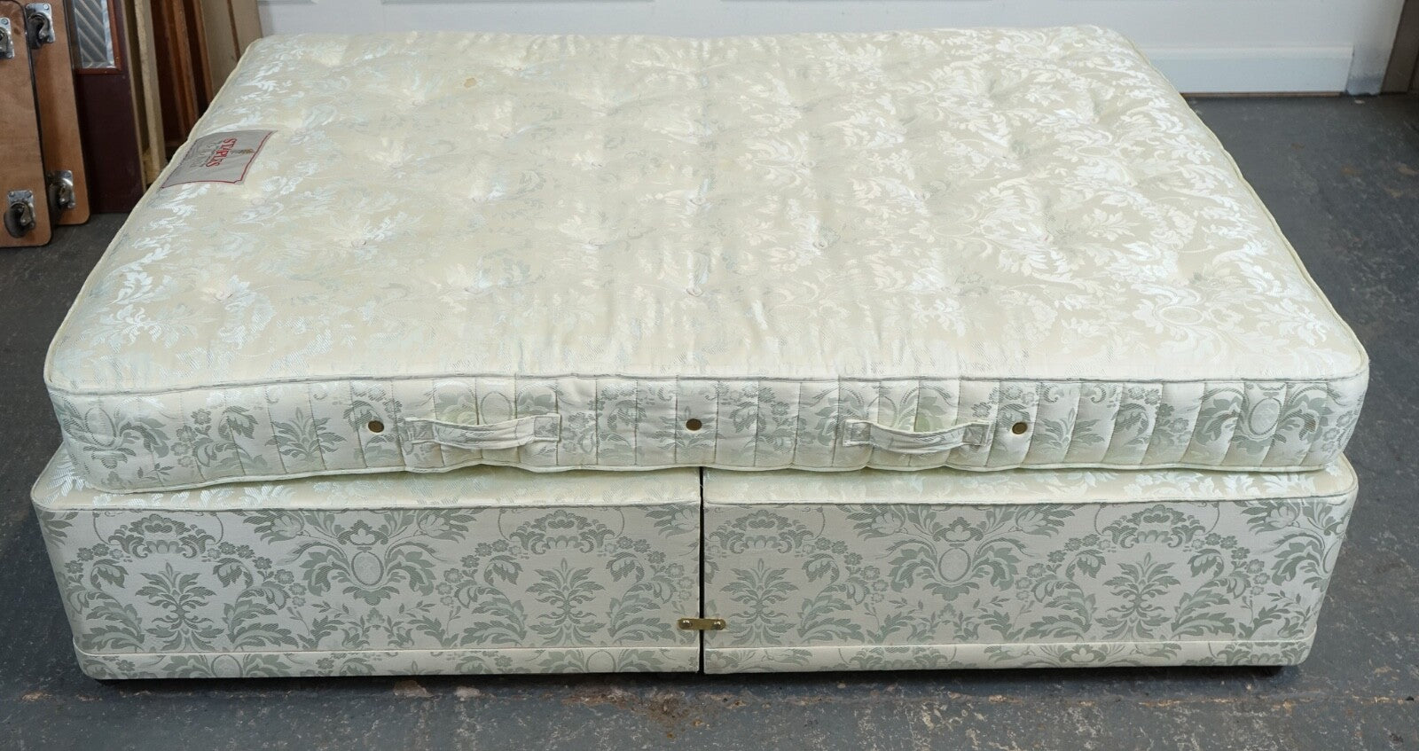 STAPLES & CO DOUBLE DIVAN & MATTRESS BED