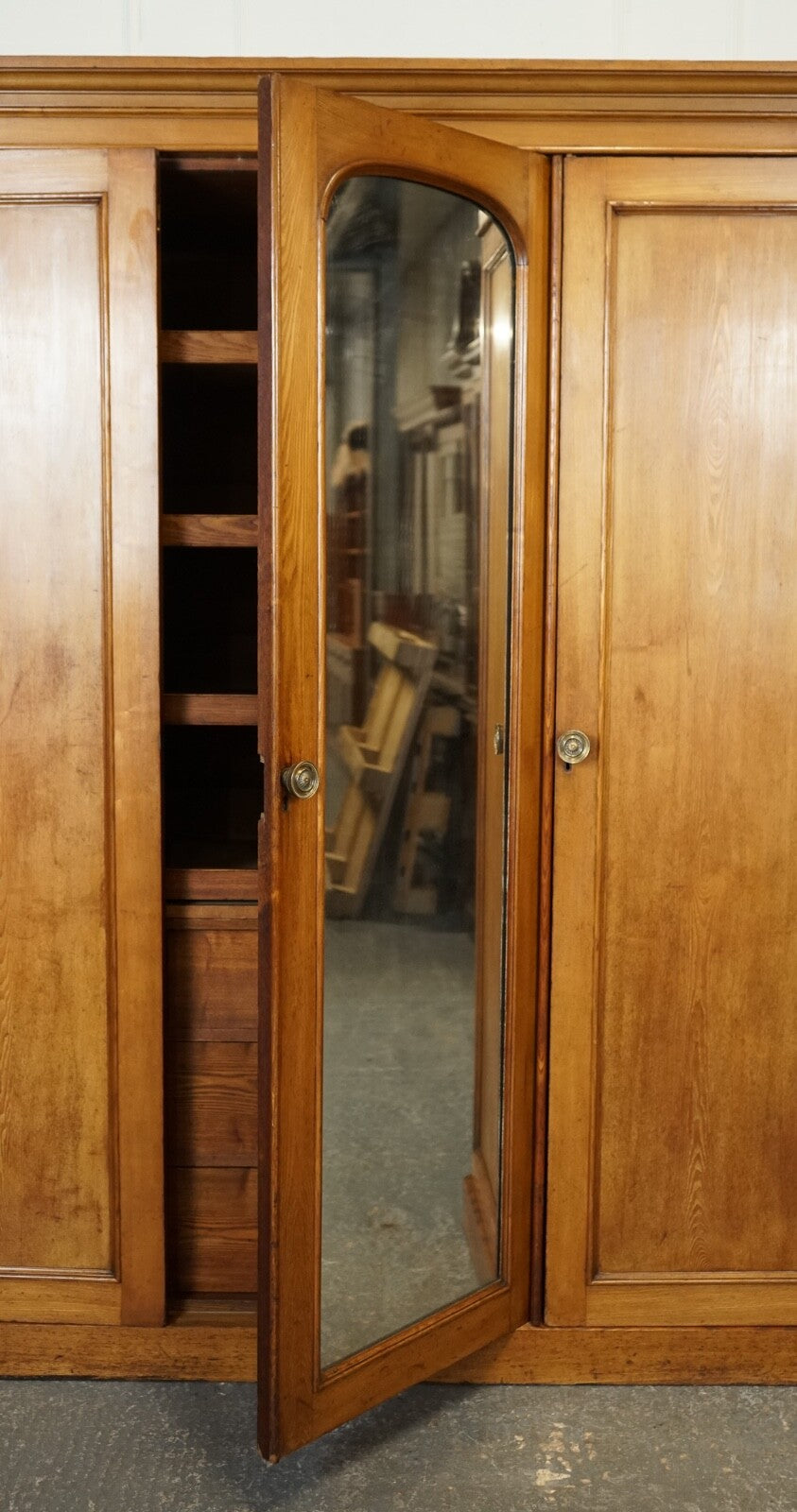LATE ANTIQUE VICTORIAN OAK TRIPLE WARDROBE MADE BY MARSH JONES & CRIBB CIRCA1890