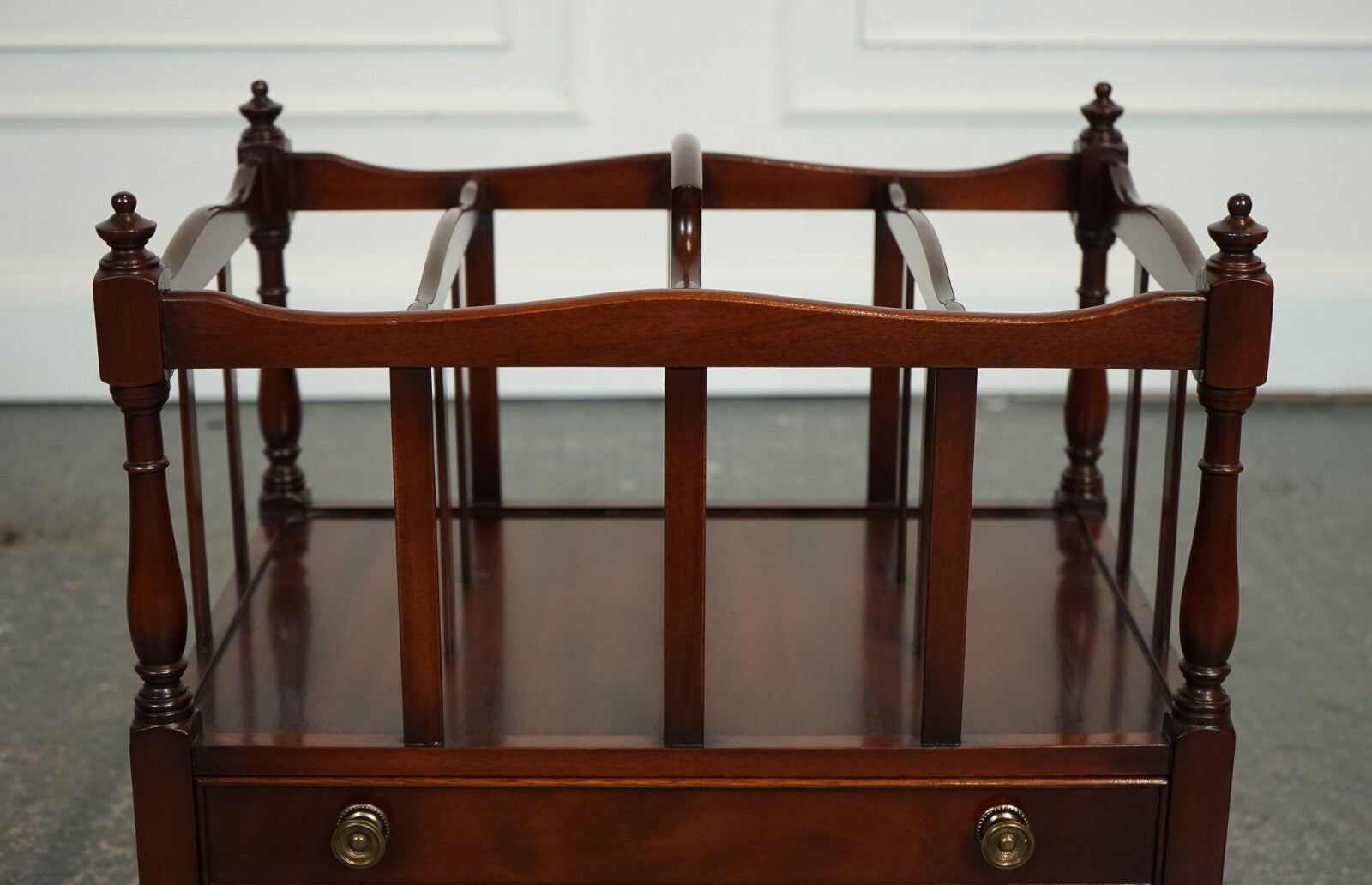 GORGEOUS VINTAGE MAHOGANY CANTERBURY NEWSPAPER RACK J1
