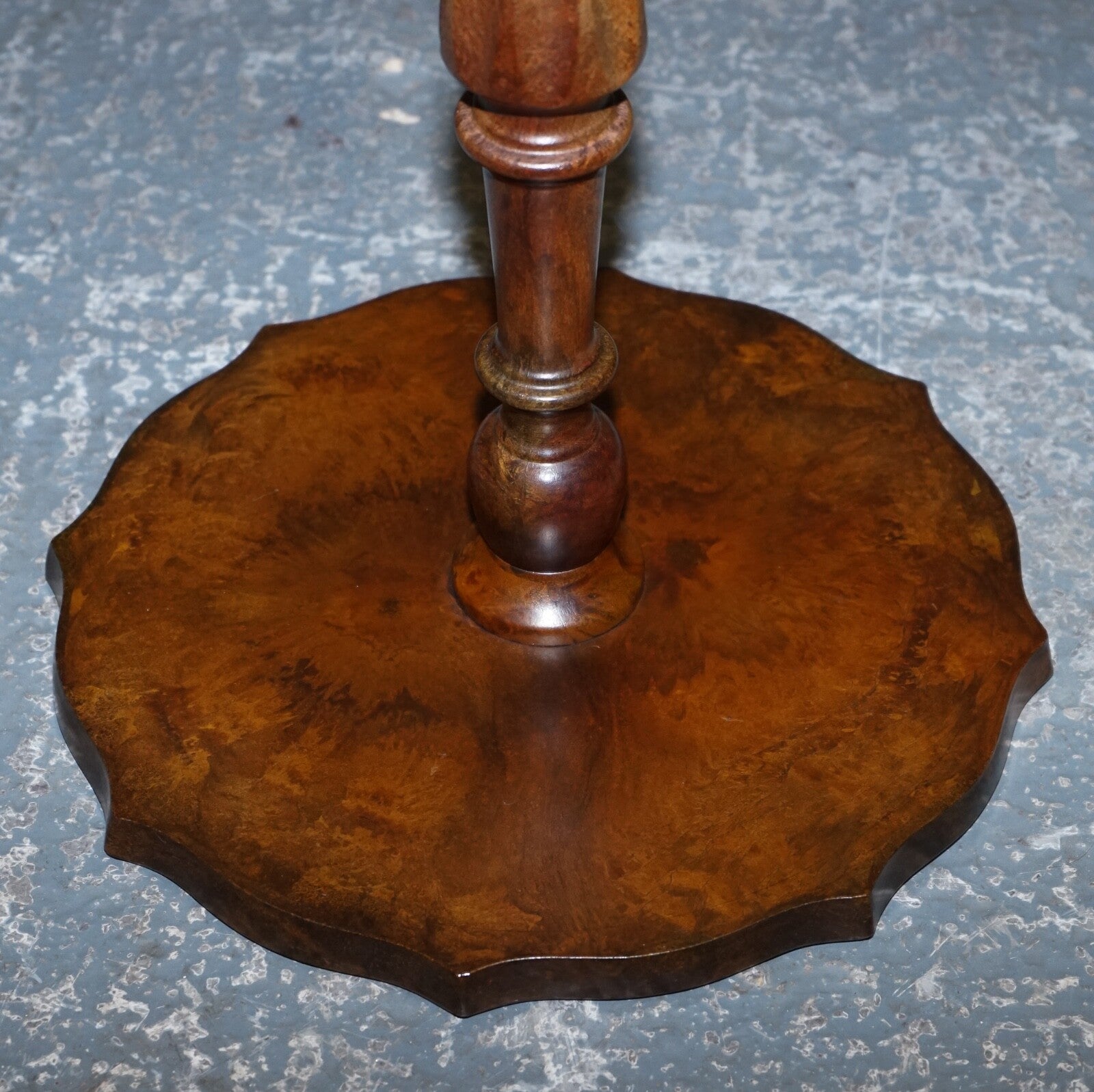 VINTAGE BURGUNDY LEATHER GOLD EMBOSSED SIDE END WINE LAMP OCCASIONAL TABLE