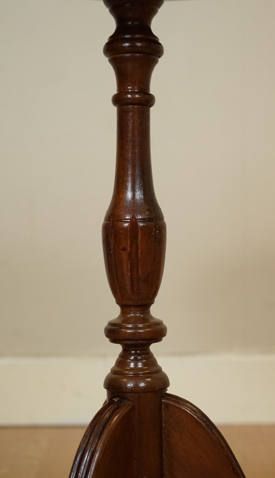 LOVELY VINTAGE SIDE END PLANT SIDE TABLE WITH RED LEATHER EMBOSSED TOP