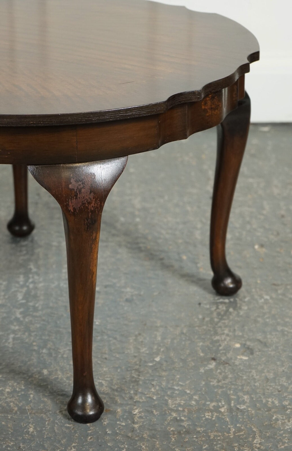LOVELY SMALL PIE CRUST SHAPED EDGES HARDWOOD SIDE TABLE J1