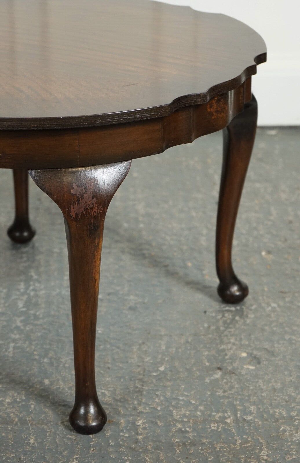 LOVELY SMALL PIE CRUST SHAPED EDGES HARDWOOD SIDE TABLE J1