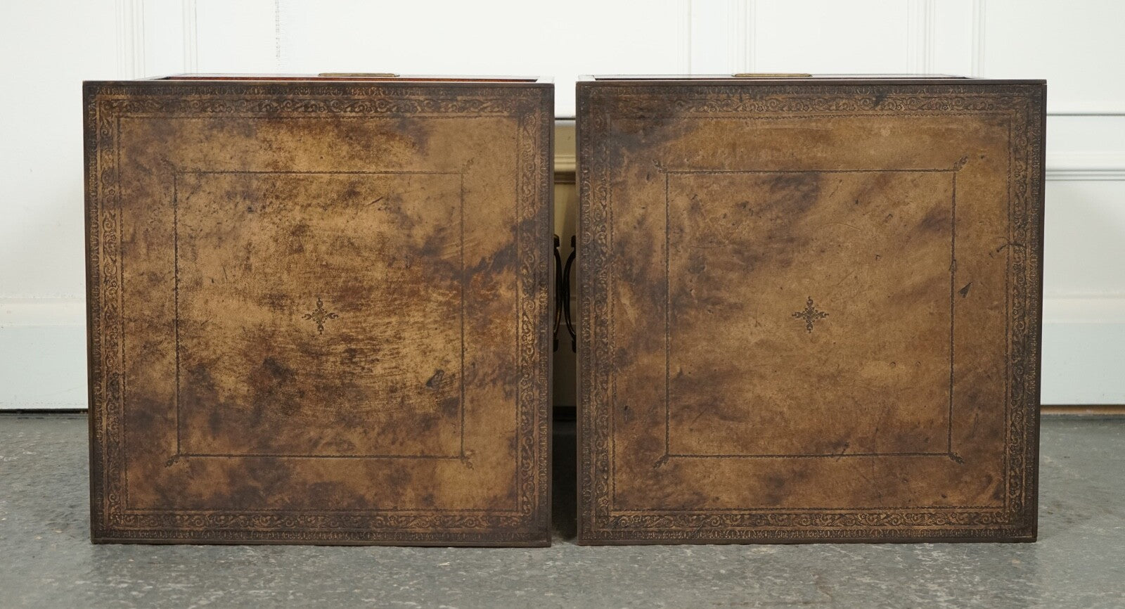 VINTAGE PAIR OF MILITARY CAMPAIGN BEDSIDE TABLES NIGHTSTANDS BROWN LEATHER TOPJ1