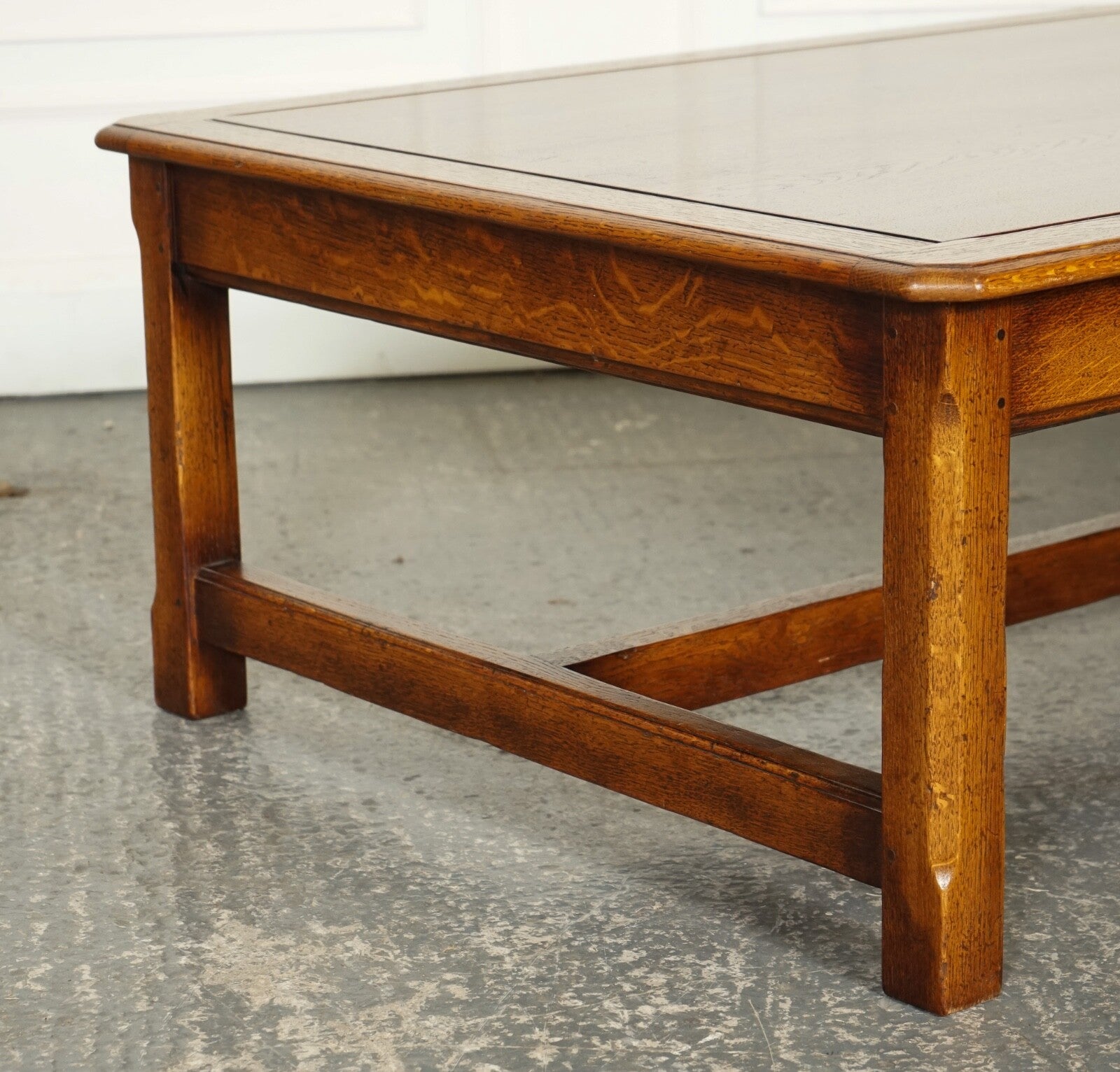 STUNNING LARGE OAK VINTAGE COFFEE TABLE WITH NICE GRAIN OAK TOP AND H FRAME