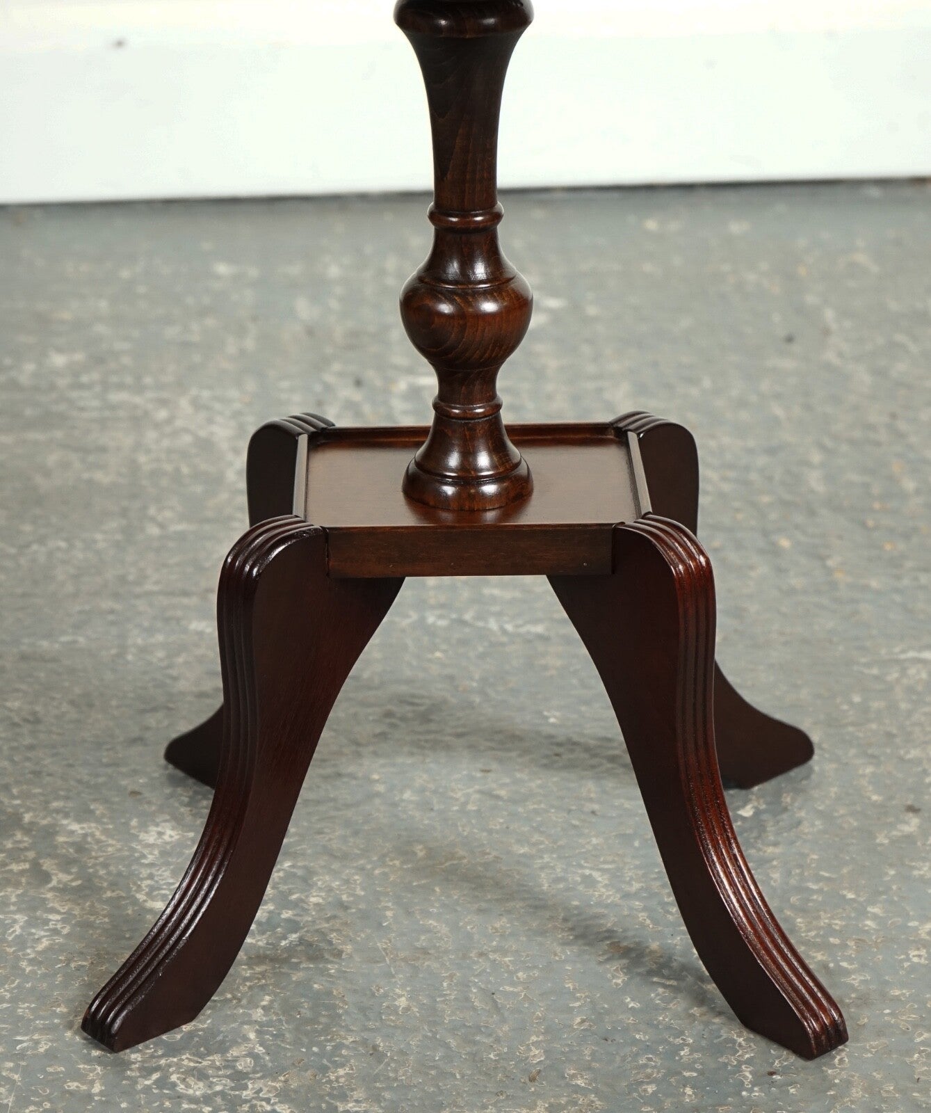FLAMED HARDWOOD OVAL PIE CRUST SIDE END LAMP TABLE J1